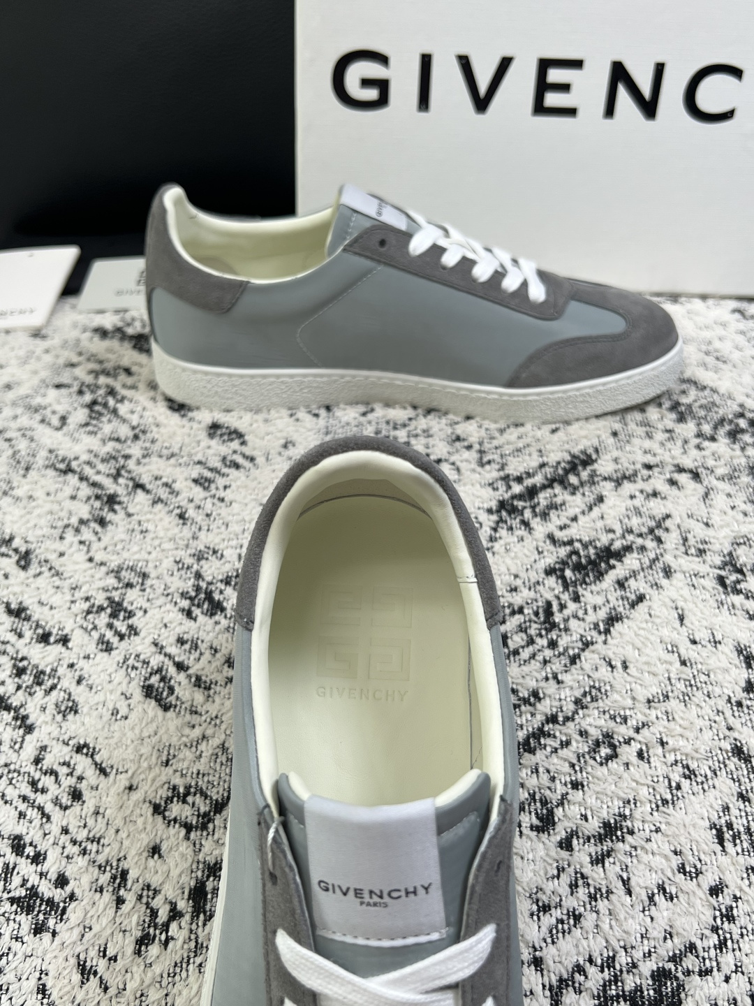 Givenchy 高品质  顶级工艺品  纪梵希  专柜同步原厂配置，意大利进口牛皮搭配面料，全鞋配件私模打造，柔软舒适