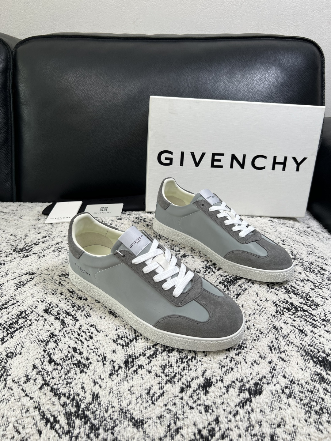 Givenchy 高品质  顶级工艺品  纪梵希  专柜同步原厂配置，意大利进口牛皮搭配面料，全鞋配件私模打造，柔软舒适