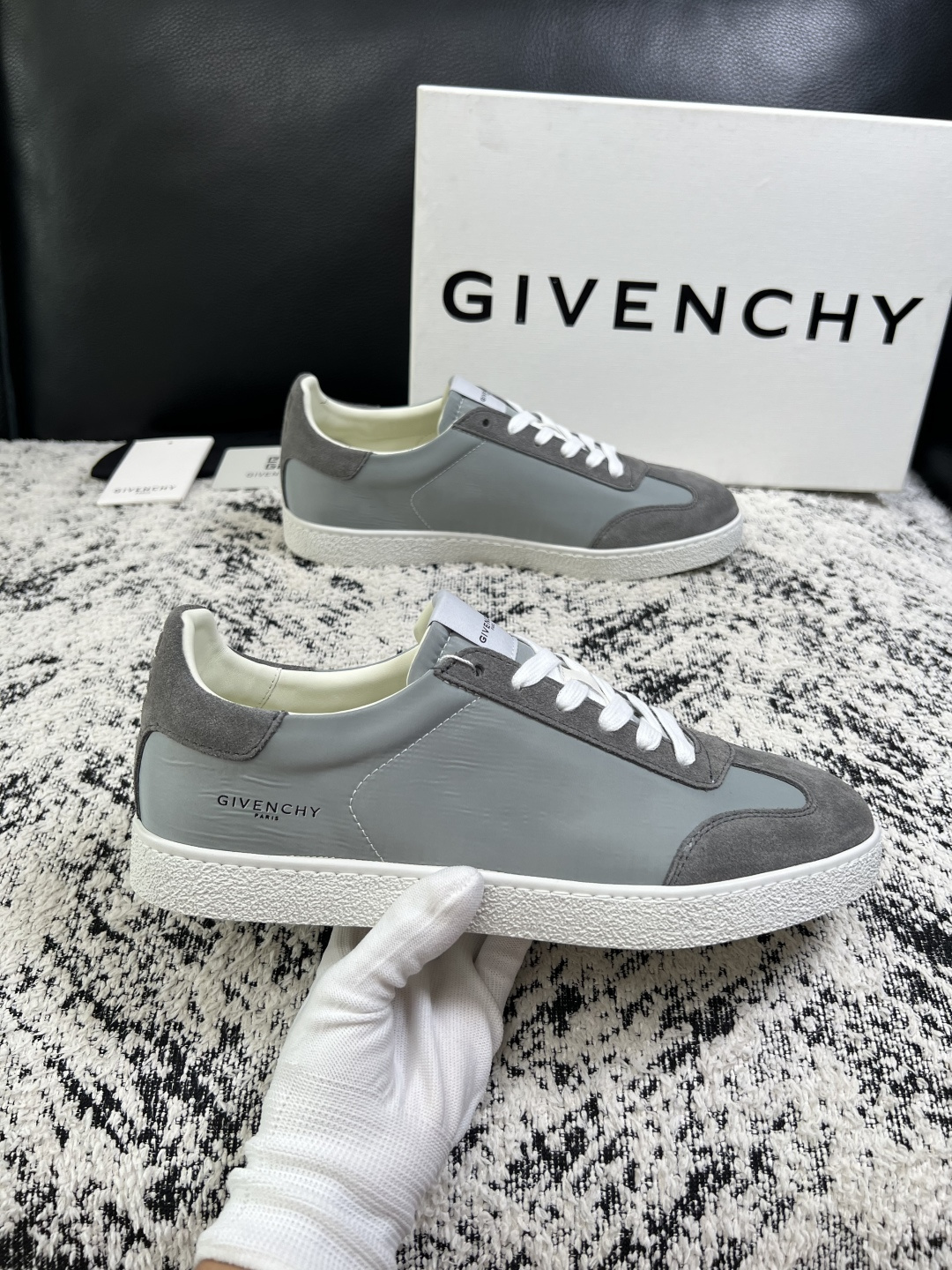 Givenchy 高品质  顶级工艺品  纪梵希  专柜同步原厂配置，意大利进口牛皮搭配面料，全鞋配件私模打造，柔软舒适