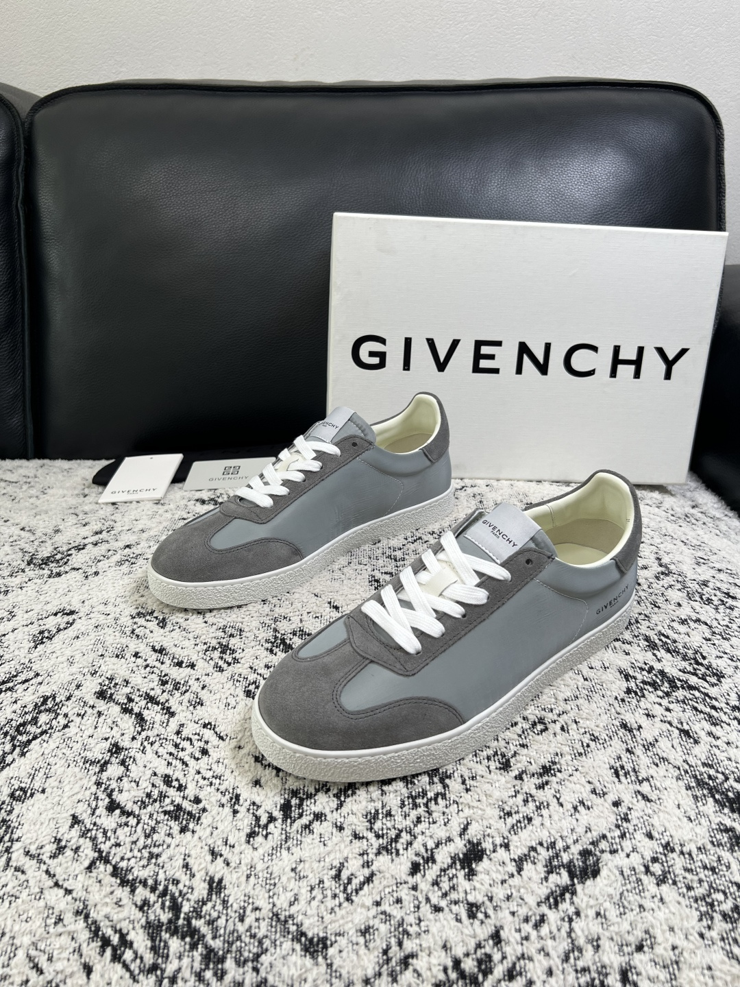 Givenchy 高品质  顶级工艺品  纪梵希  专柜同步原厂配置，意大利进口牛皮搭配面料，全鞋配件私模打造，柔软舒适