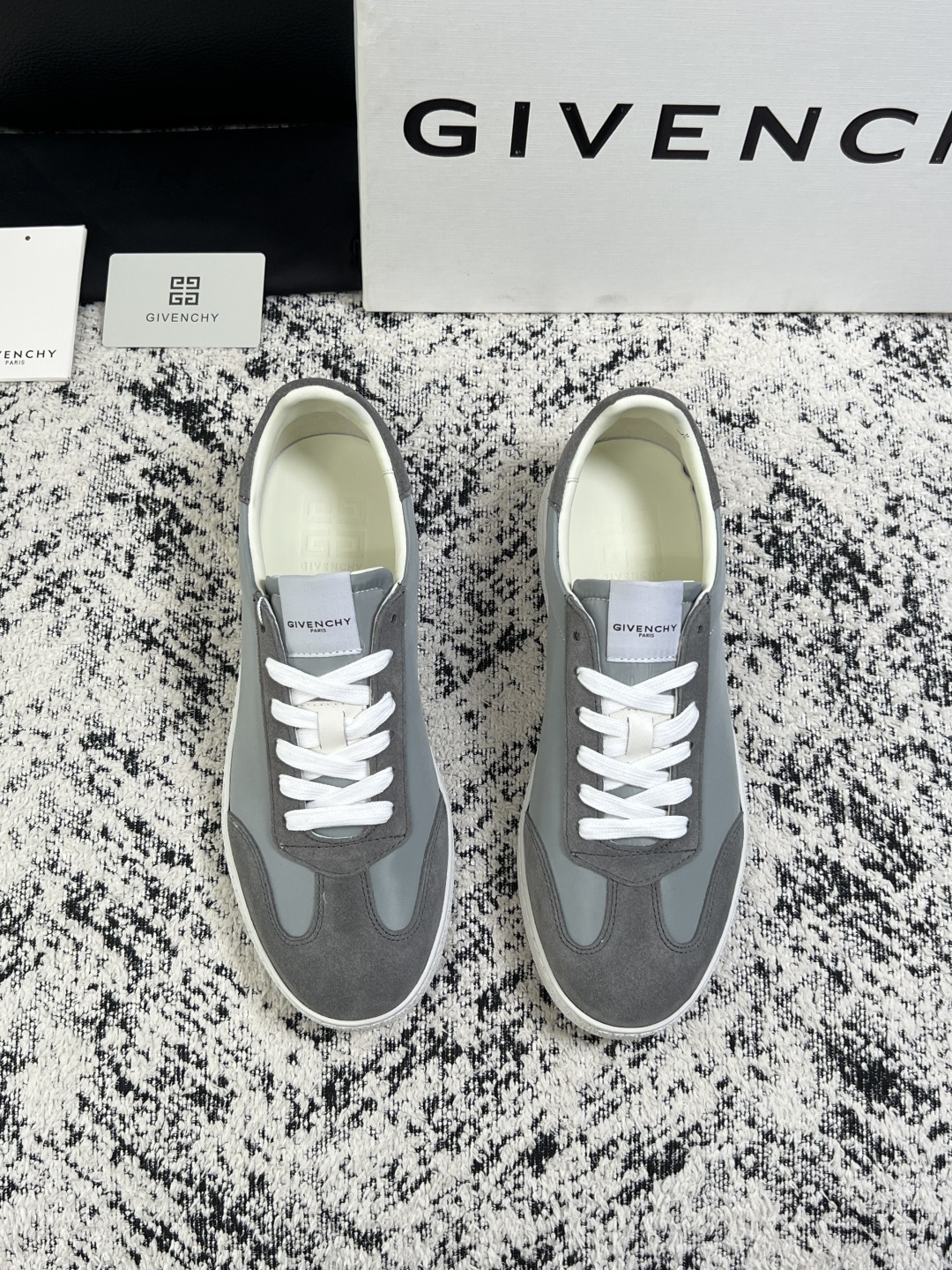 Givenchy 高品质  顶级工艺品  纪梵希  专柜同步原厂配置，意大利进口牛皮搭配面料，全鞋配件私模打造，柔软舒适