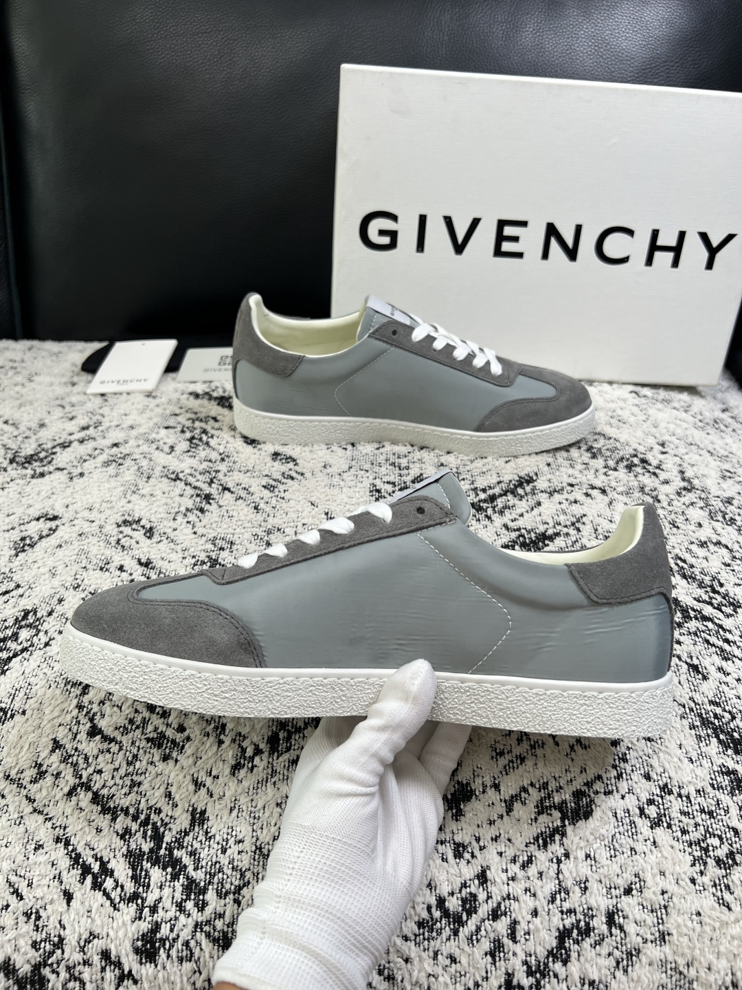 Givenchy 高品质  顶级工艺品  纪梵希  专柜同步原厂配置，意大利进口牛皮搭配面料，全鞋配件私模打造，柔软舒适