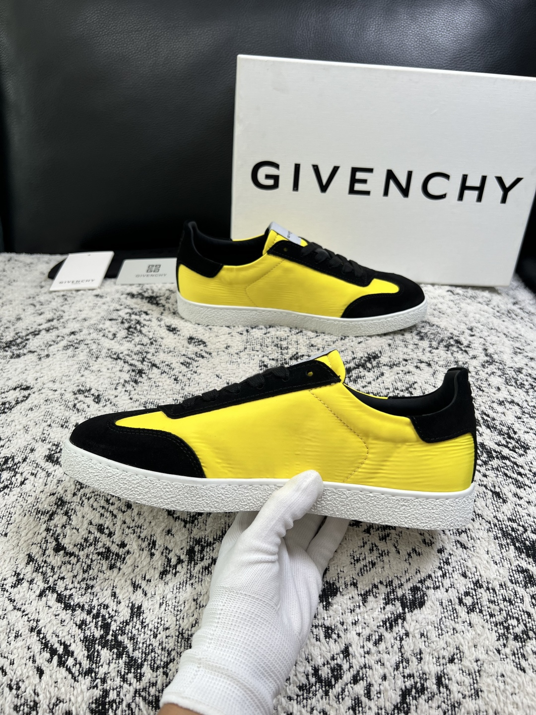 Givenchy 高品质  顶级工艺品  纪梵希  专柜同步原厂配置，意大利进口牛皮搭配面料，全鞋配件私模打造，柔软舒适