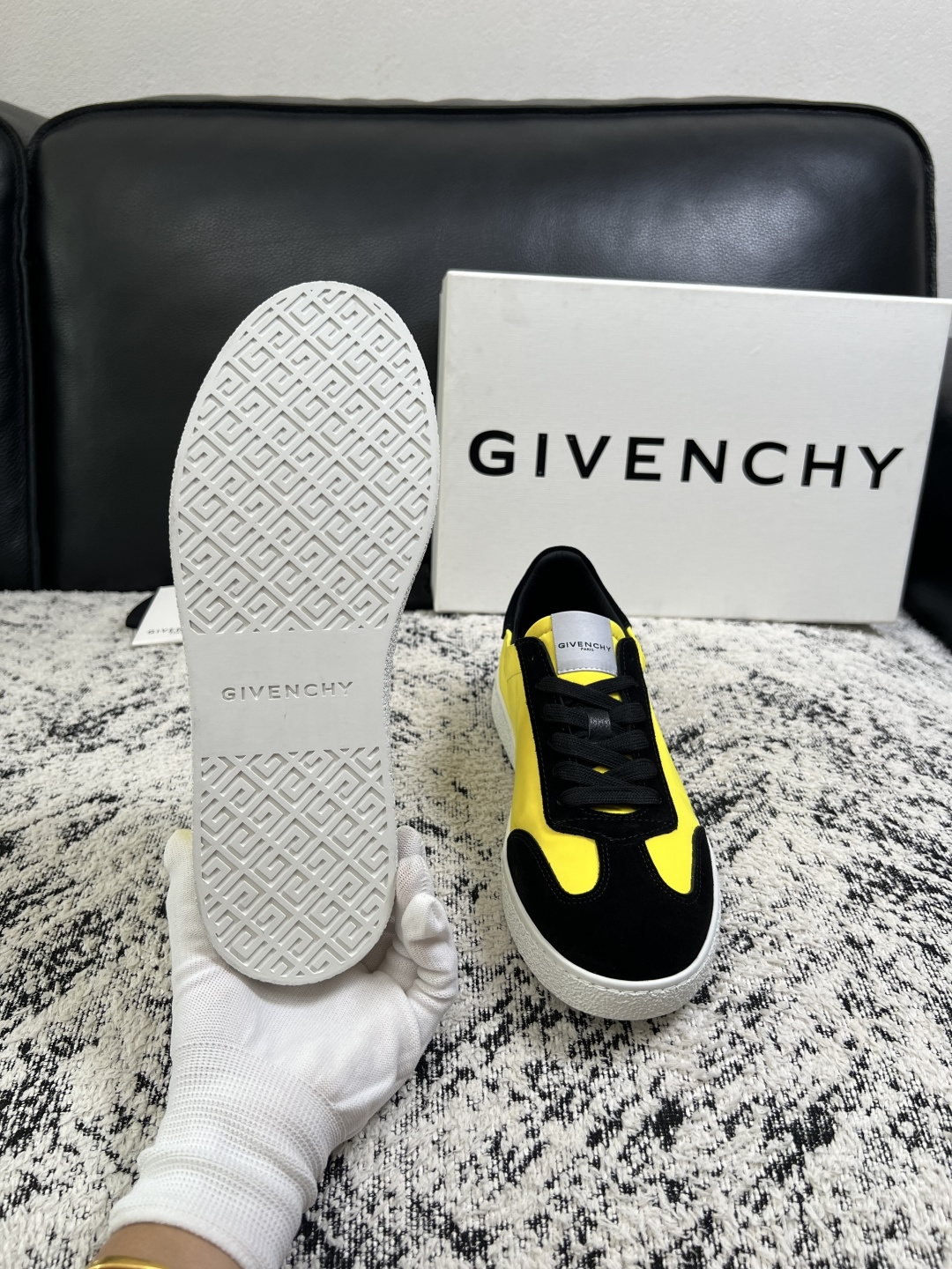 Givenchy 高品质  顶级工艺品  纪梵希  专柜同步原厂配置，意大利进口牛皮搭配面料，全鞋配件私模打造，柔软舒适