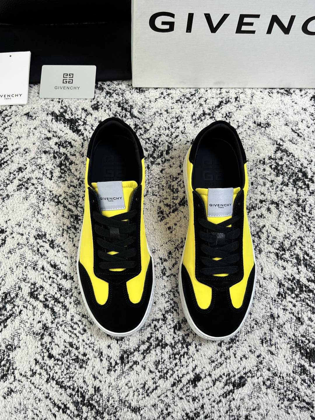 Givenchy 高品质  顶级工艺品  纪梵希  专柜同步原厂配置，意大利进口牛皮搭配面料，全鞋配件私模打造，柔软舒适