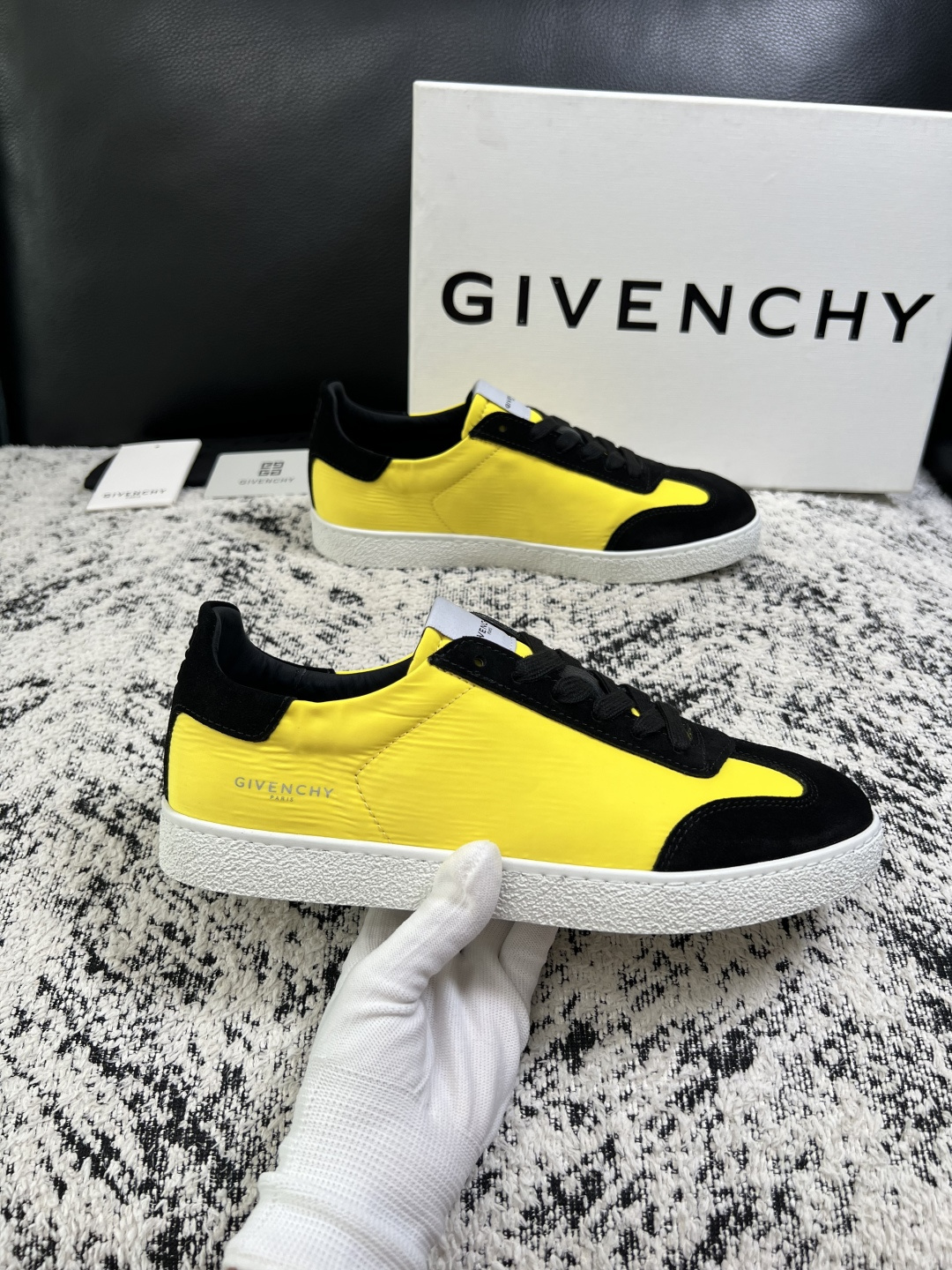 Givenchy 高品质  顶级工艺品  纪梵希  专柜同步原厂配置，意大利进口牛皮搭配面料，全鞋配件私模打造，柔软舒适