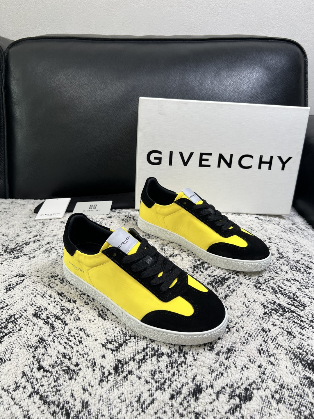 Givenchy 高品质  顶级工艺品  纪梵希  专柜同步原厂配置，意大利进口牛皮搭配面料，全鞋配件私模打造，柔软舒适