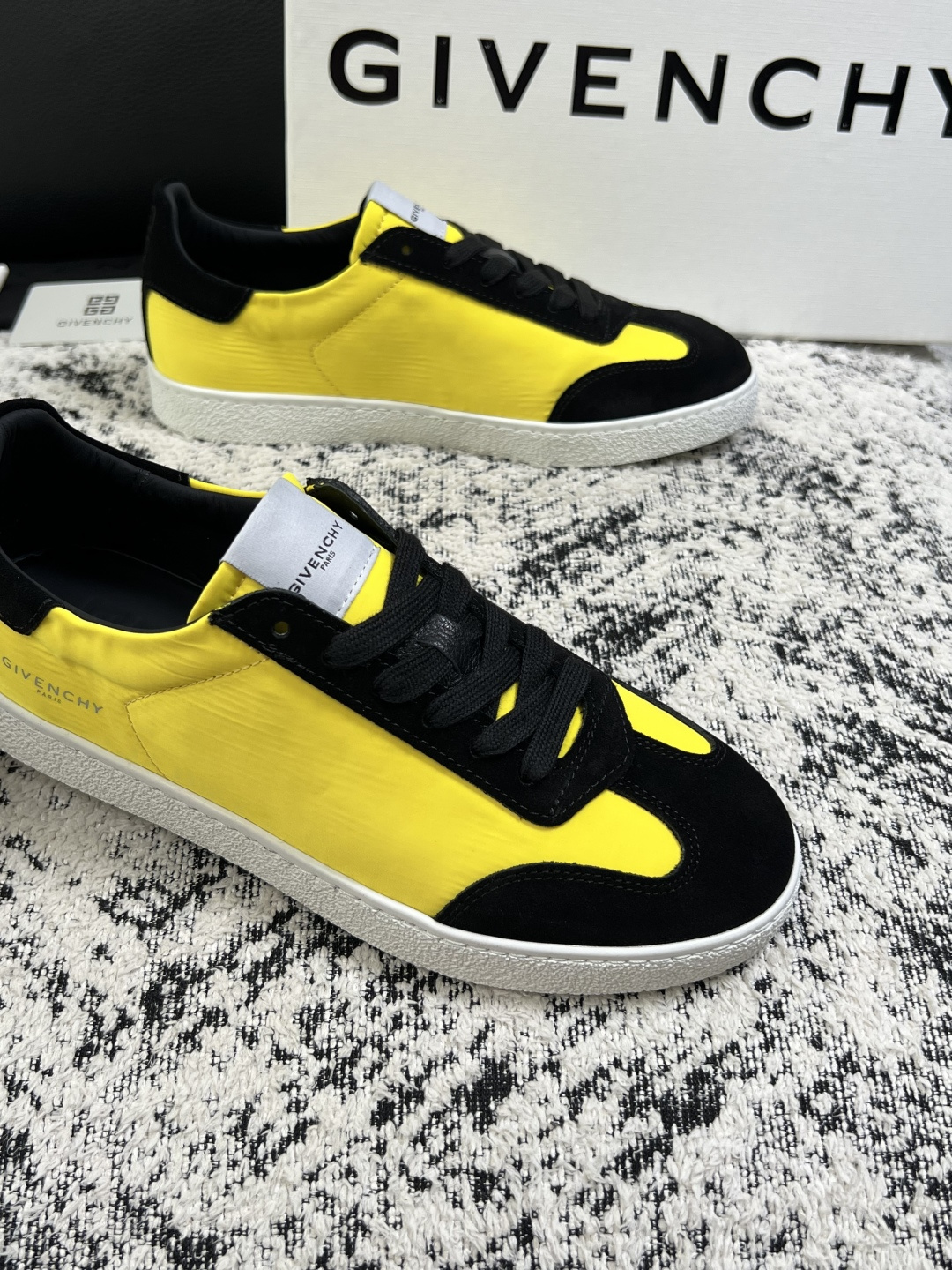Givenchy 高品质  顶级工艺品  纪梵希  专柜同步原厂配置，意大利进口牛皮搭配面料，全鞋配件私模打造，柔软舒适