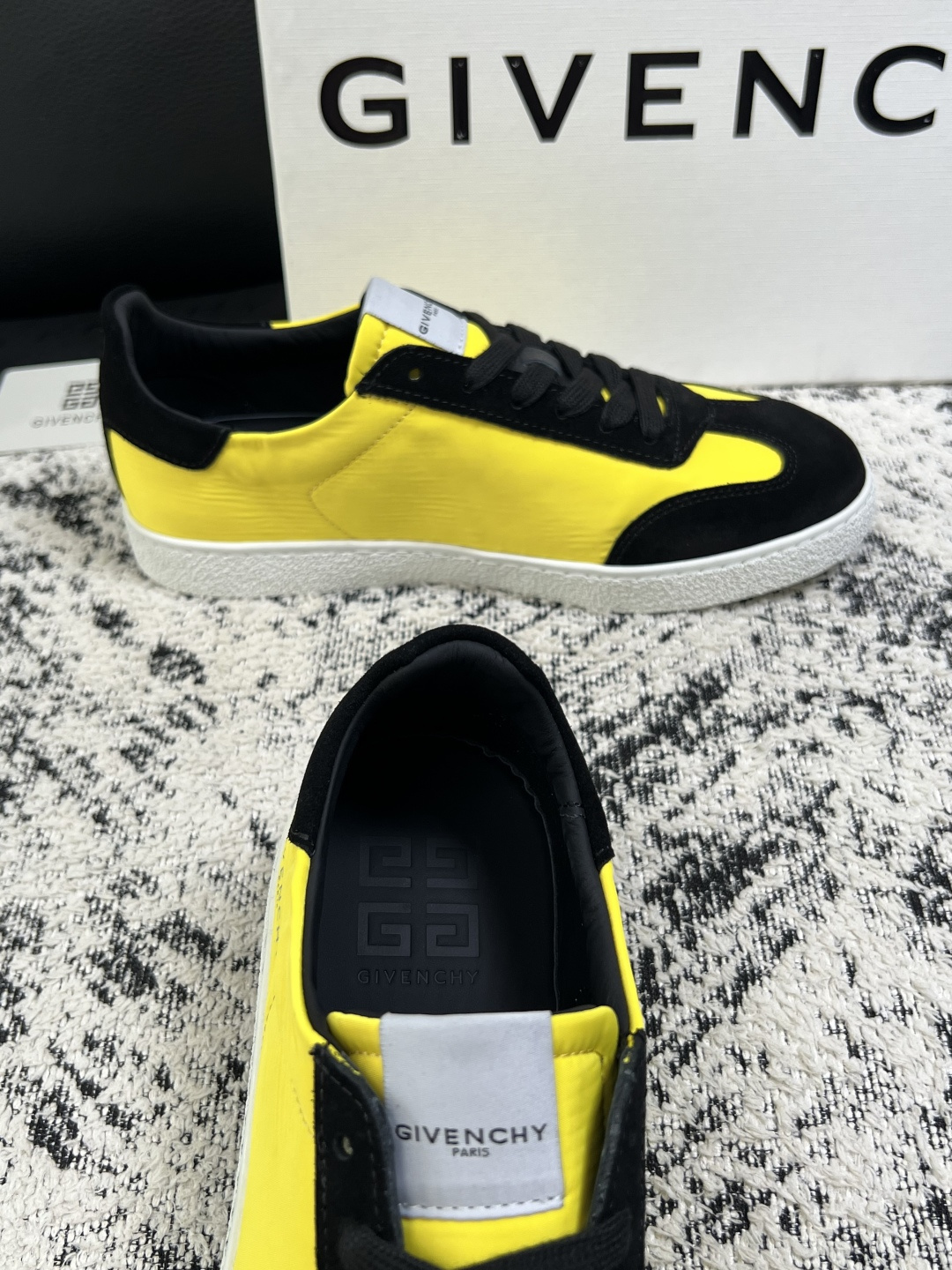 Givenchy 高品质  顶级工艺品  纪梵希  专柜同步原厂配置，意大利进口牛皮搭配面料，全鞋配件私模打造，柔软舒适