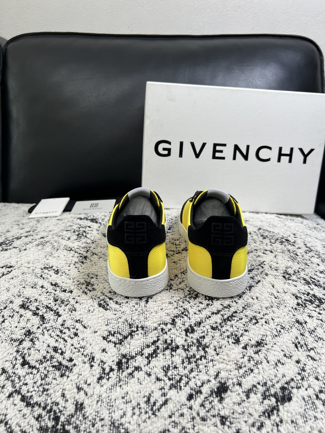 Givenchy 高品质  顶级工艺品  纪梵希  专柜同步原厂配置，意大利进口牛皮搭配面料，全鞋配件私模打造，柔软舒适