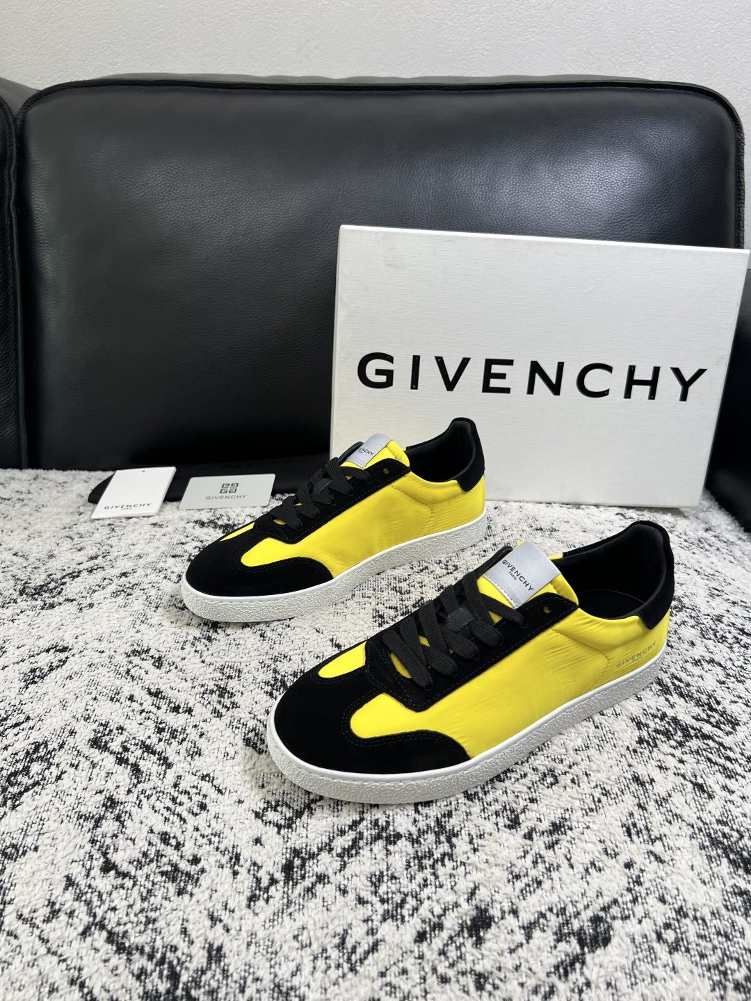 Givenchy 高品质  顶级工艺品  纪梵希  专柜同步原厂配置，意大利进口牛皮搭配面料，全鞋配件私模打造，柔软舒适