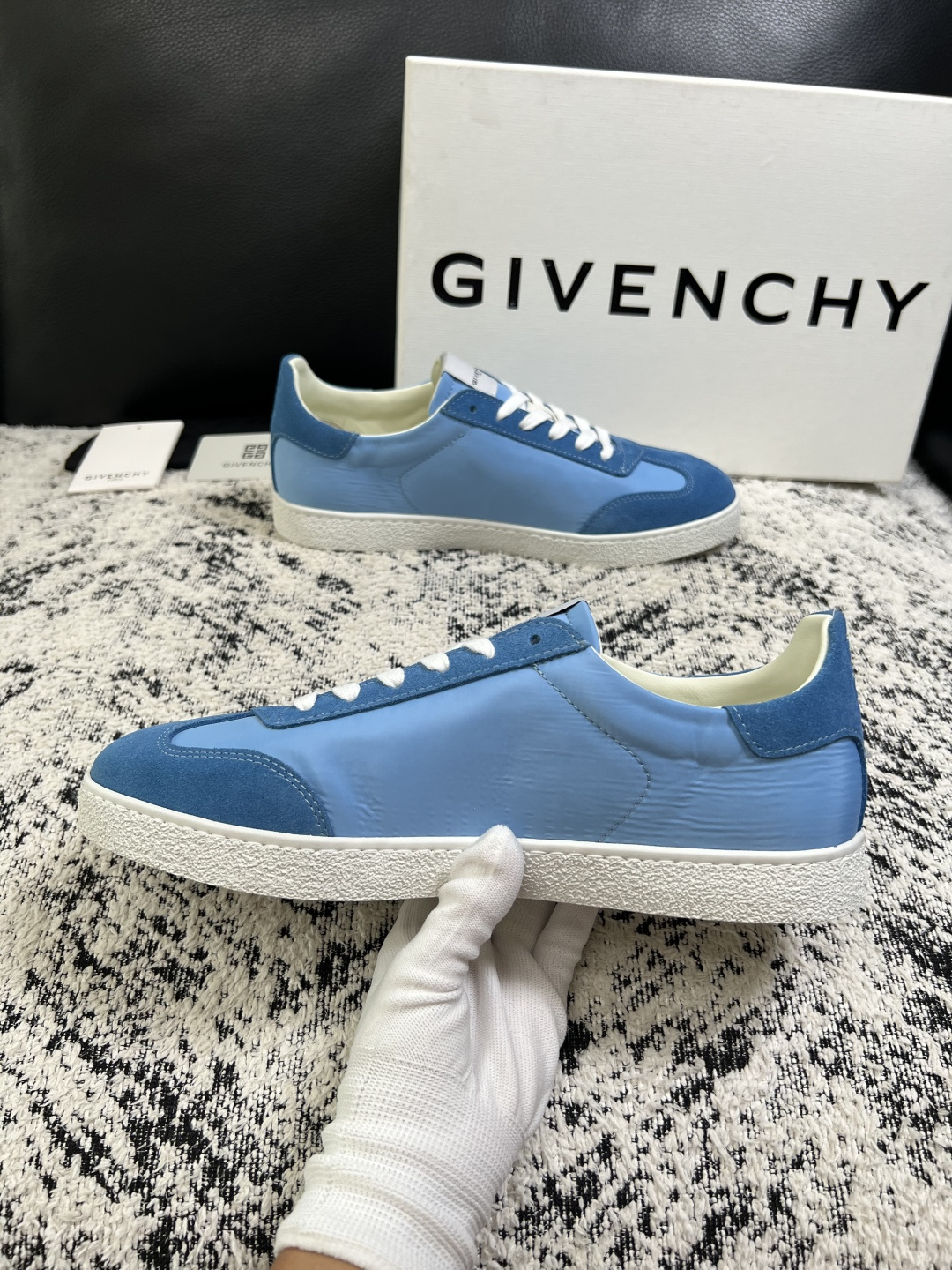 Givenchy 高品质  顶级工艺品  纪梵希  专柜同步原厂配置，意大利进口牛皮搭配面料，全鞋配件私模打造，柔软舒适