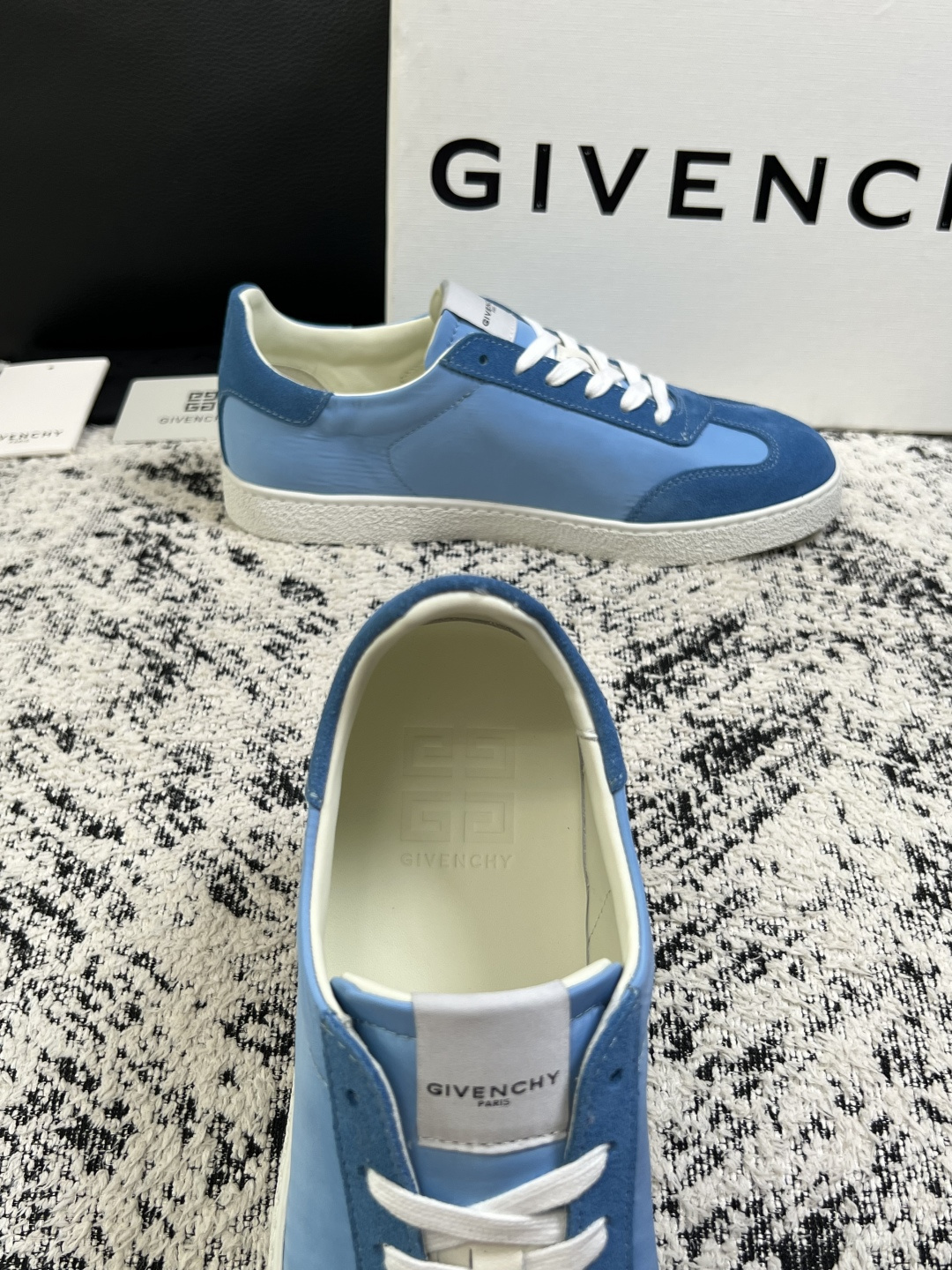 Givenchy 高品质  顶级工艺品  纪梵希  专柜同步原厂配置，意大利进口牛皮搭配面料，全鞋配件私模打造，柔软舒适