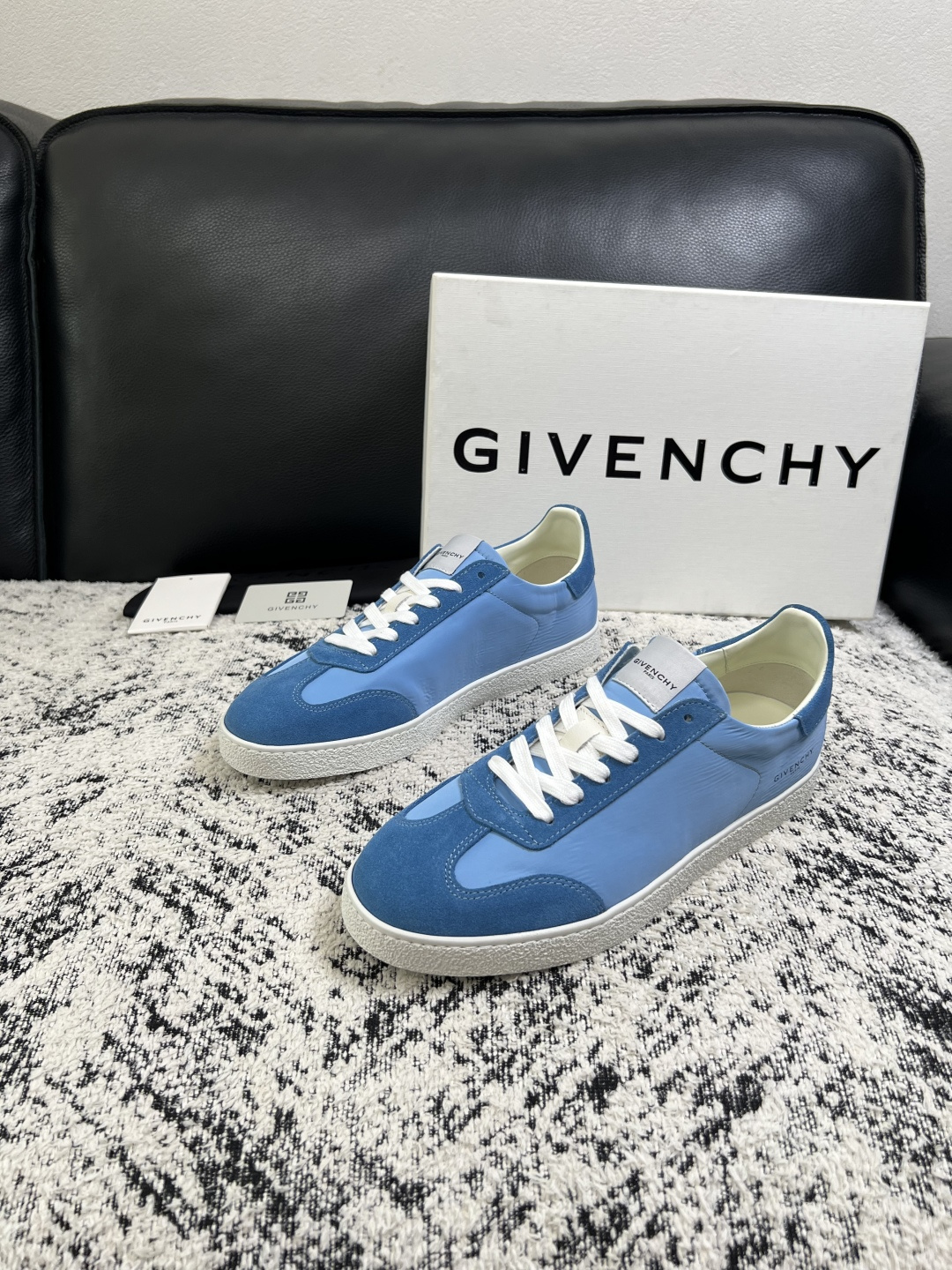 Givenchy 高品质  顶级工艺品  纪梵希  专柜同步原厂配置，意大利进口牛皮搭配面料，全鞋配件私模打造，柔软舒适
