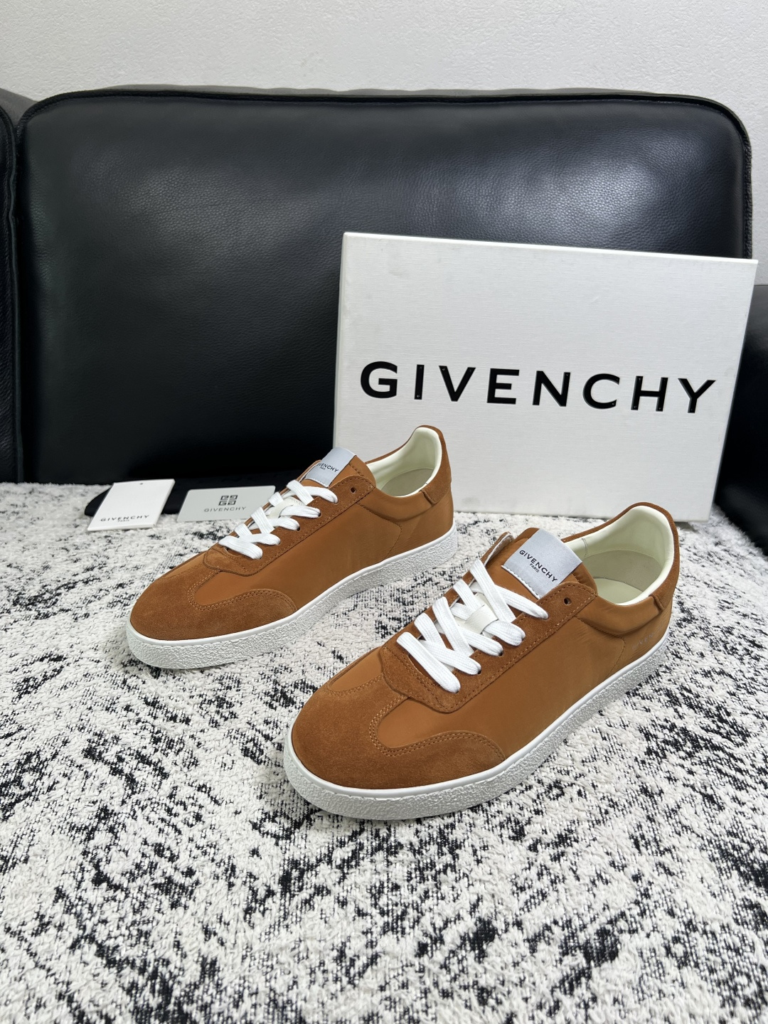 Givenchy 高品质  顶级工艺品  纪梵希  专柜同步原厂配置，意大利进口牛皮搭配面料，全鞋配件私模打造，柔软舒适