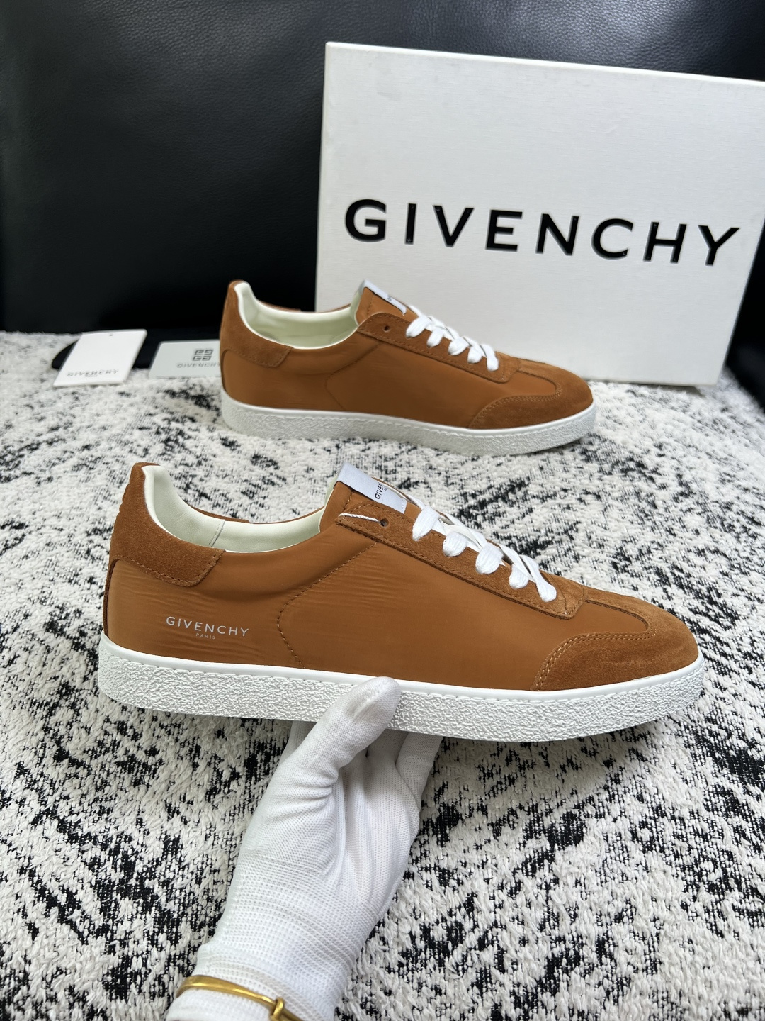 Givenchy 高品质  顶级工艺品  纪梵希  专柜同步原厂配置，意大利进口牛皮搭配面料，全鞋配件私模打造，柔软舒适