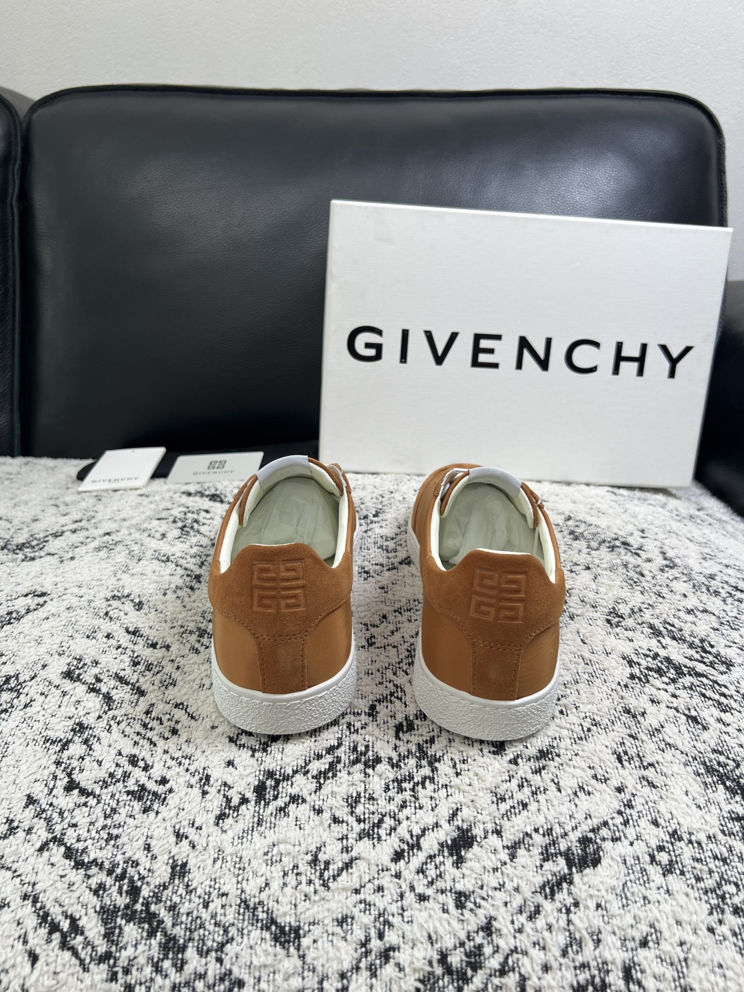 Givenchy 高品质  顶级工艺品  纪梵希  专柜同步原厂配置，意大利进口牛皮搭配面料，全鞋配件私模打造，柔软舒适