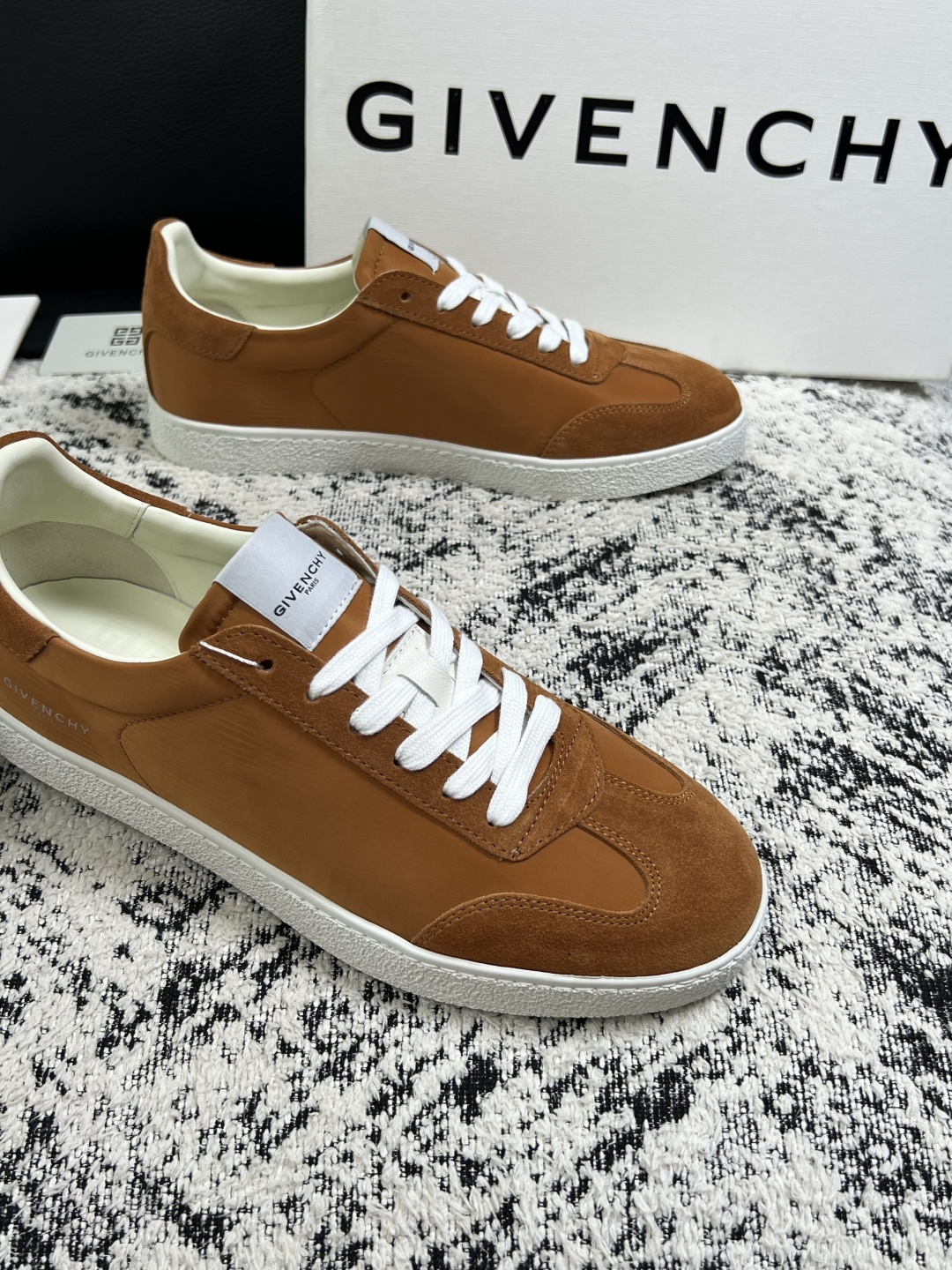 Givenchy 高品质  顶级工艺品  纪梵希  专柜同步原厂配置，意大利进口牛皮搭配面料，全鞋配件私模打造，柔软舒适