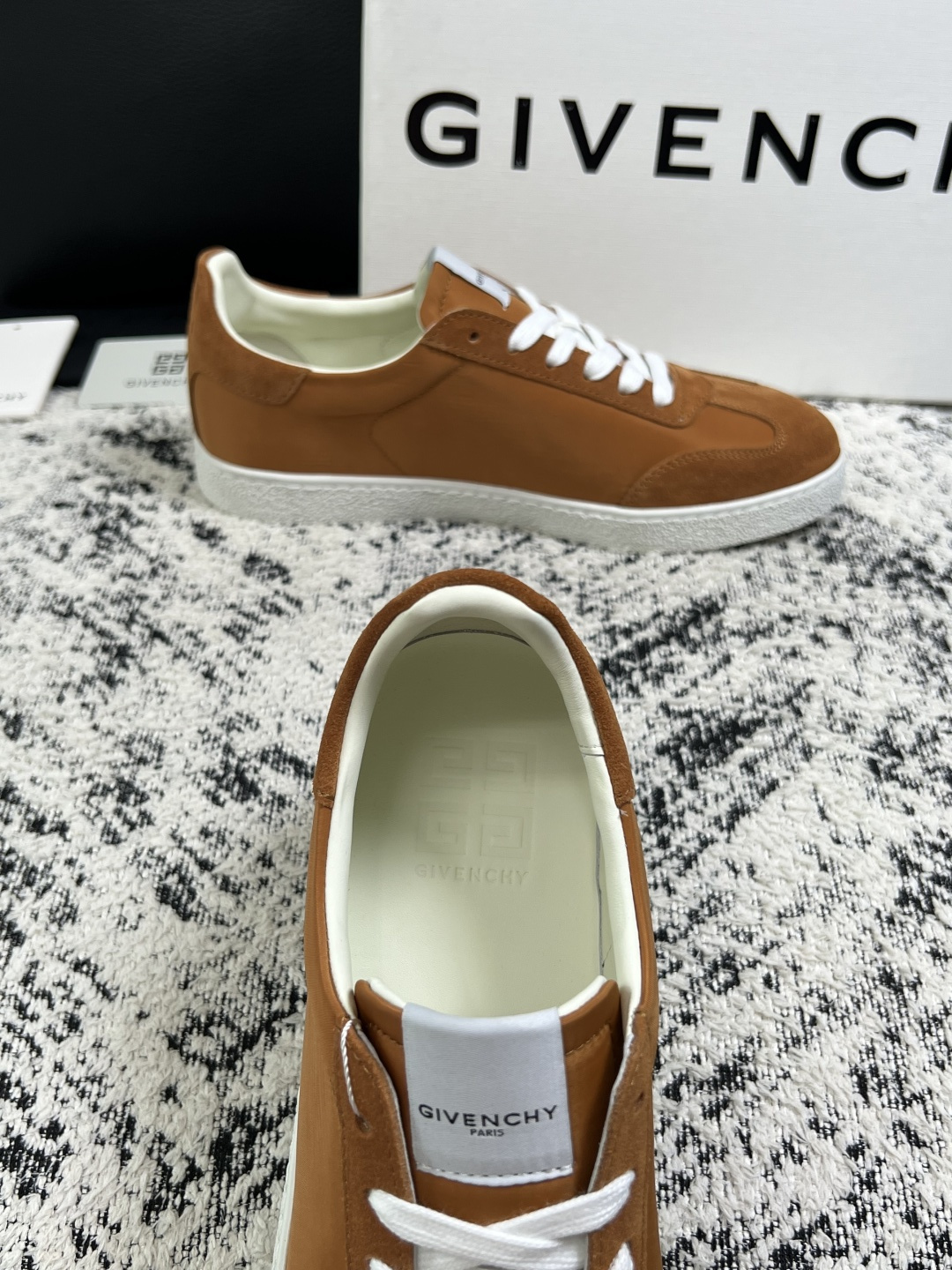 Givenchy 高品质  顶级工艺品  纪梵希  专柜同步原厂配置，意大利进口牛皮搭配面料，全鞋配件私模打造，柔软舒适