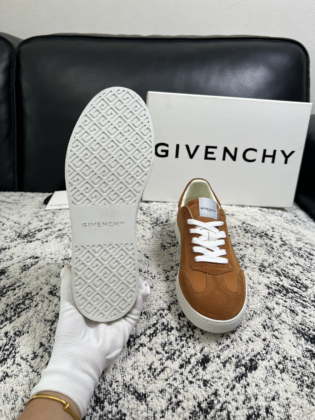Givenchy 高品质  顶级工艺品  纪梵希  专柜同步原厂配置，意大利进口牛皮搭配面料，全鞋配件私模打造，柔软舒适