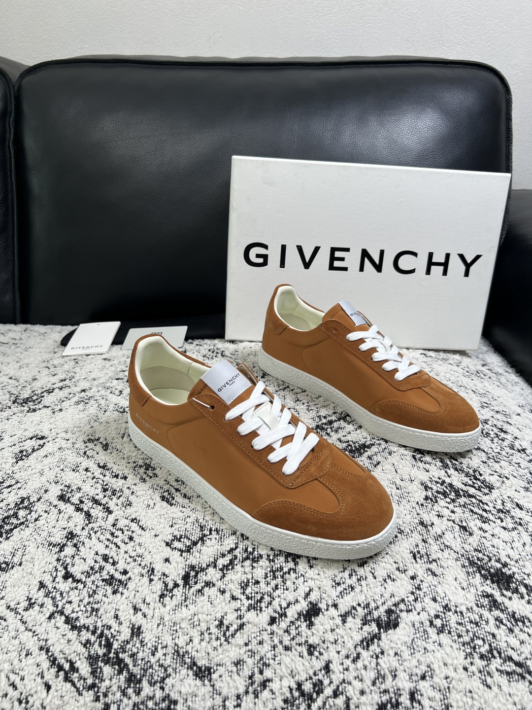 Givenchy 高品质  顶级工艺品  纪梵希  专柜同步原厂配置，意大利进口牛皮搭配面料，全鞋配件私模打造，柔软舒适