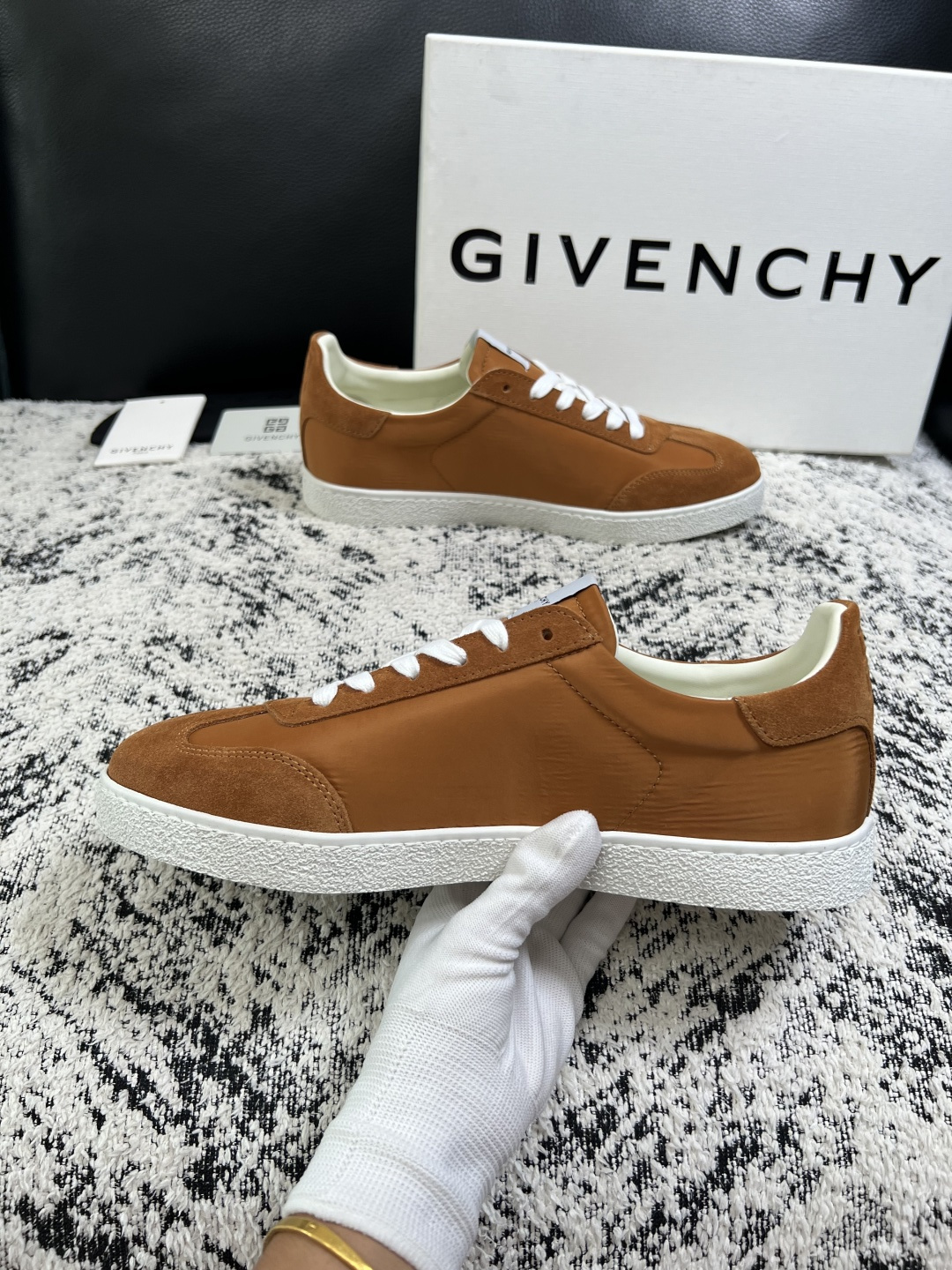Givenchy 高品质  顶级工艺品  纪梵希  专柜同步原厂配置，意大利进口牛皮搭配面料，全鞋配件私模打造，柔软舒适