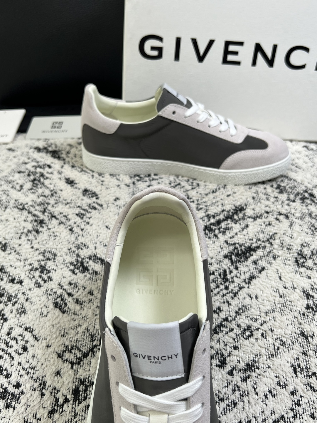 Givenchy 高品质  顶级工艺品  纪梵希  专柜同步原厂配置，意大利进口牛皮搭配面料，全鞋配件私模打造，柔软舒适