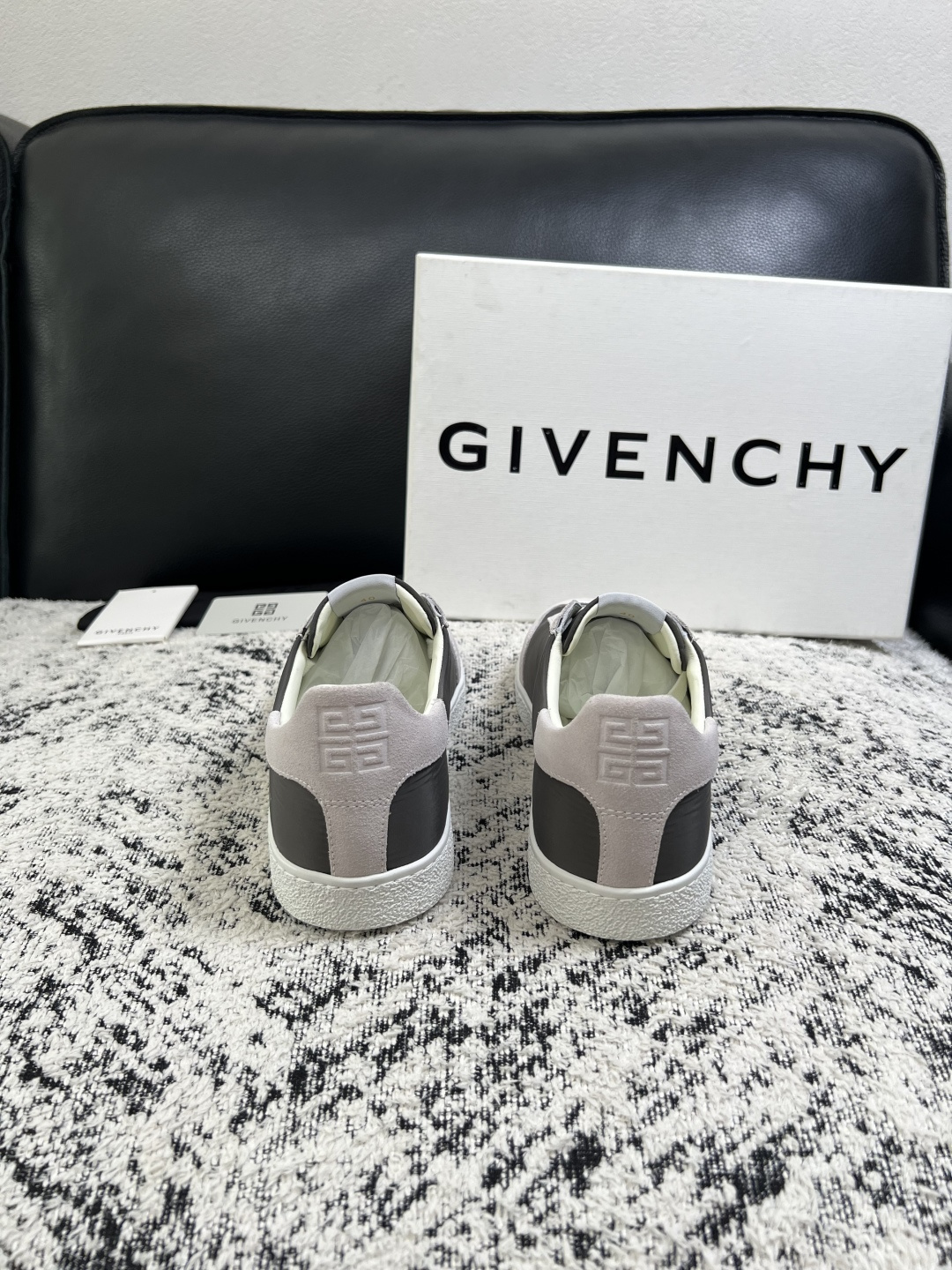 Givenchy 高品质  顶级工艺品  纪梵希  专柜同步原厂配置，意大利进口牛皮搭配面料，全鞋配件私模打造，柔软舒适
