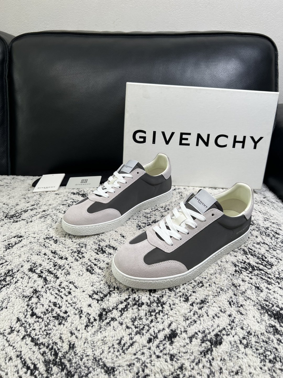 Givenchy 高品质  顶级工艺品  纪梵希  专柜同步原厂配置，意大利进口牛皮搭配面料，全鞋配件私模打造，柔软舒适