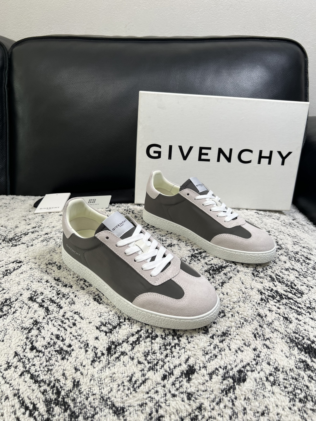 Givenchy 高品质  顶级工艺品  纪梵希  专柜同步原厂配置，意大利进口牛皮搭配面料，全鞋配件私模打造，柔软舒适