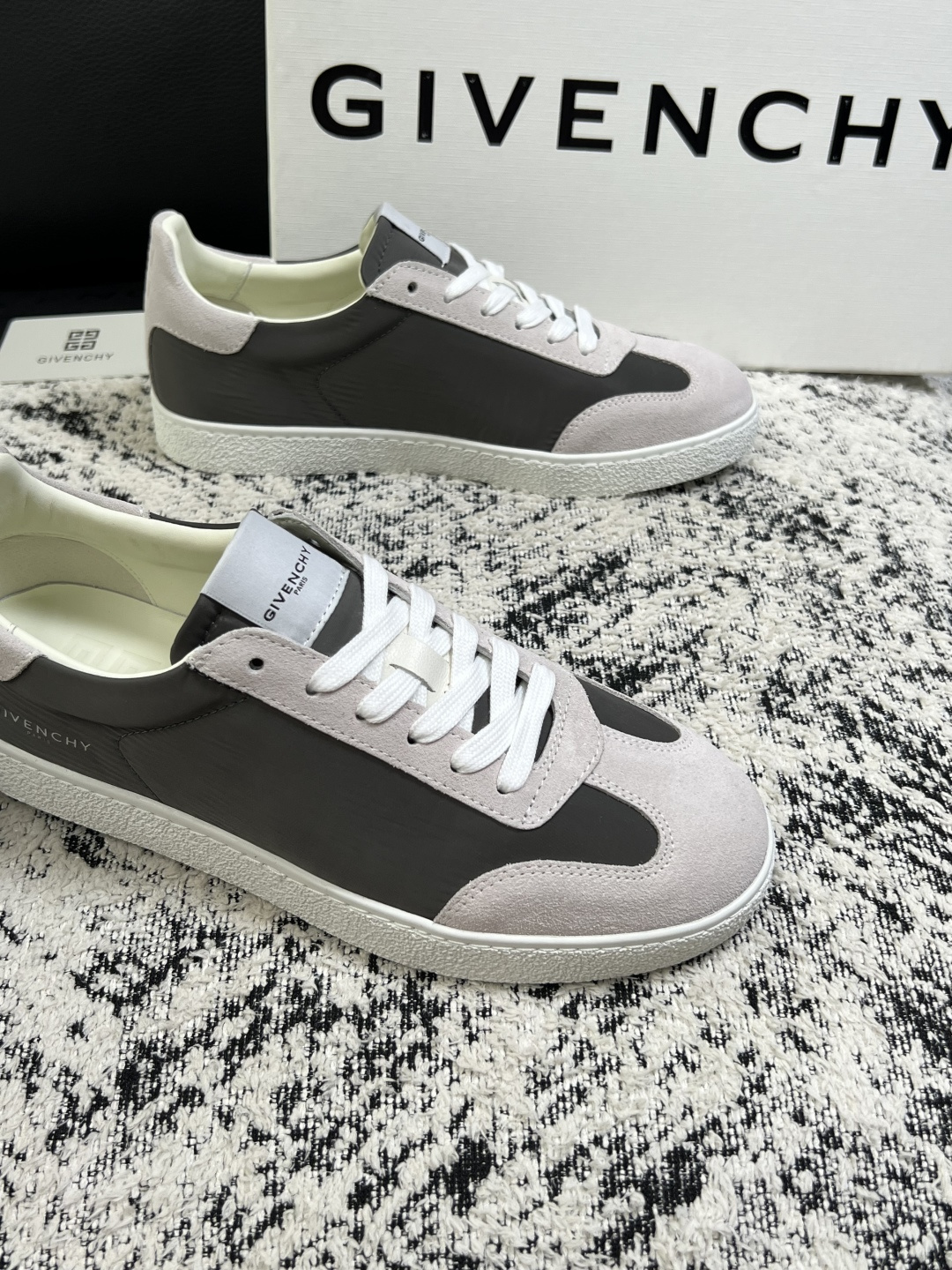 Givenchy 高品质  顶级工艺品  纪梵希  专柜同步原厂配置，意大利进口牛皮搭配面料，全鞋配件私模打造，柔软舒适