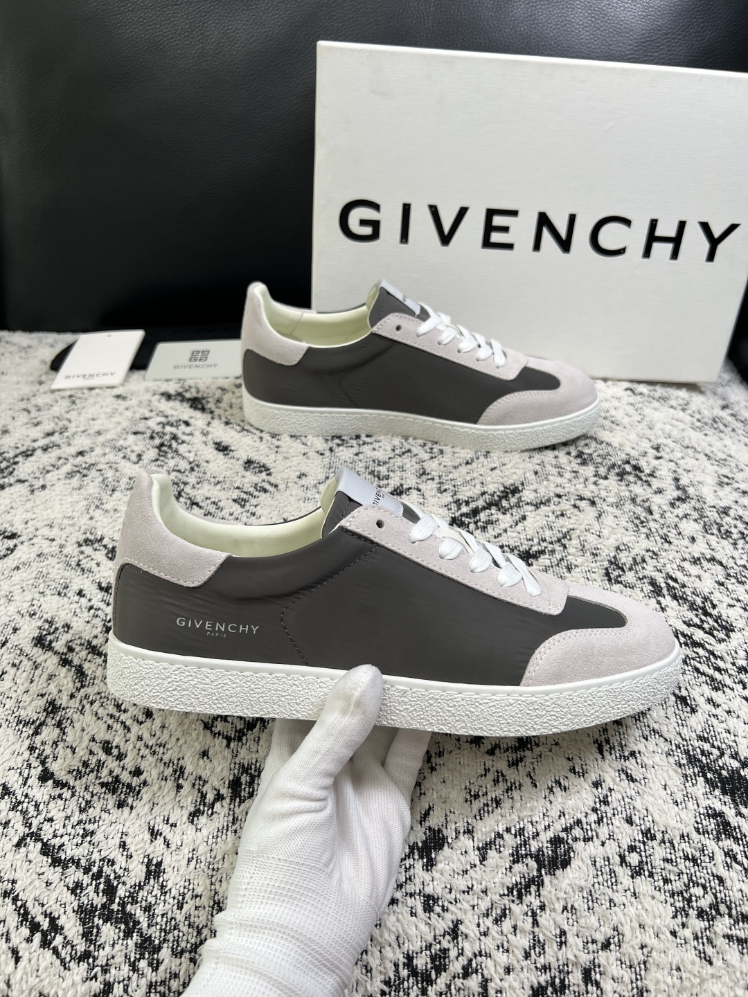 Givenchy 高品质  顶级工艺品  纪梵希  专柜同步原厂配置，意大利进口牛皮搭配面料，全鞋配件私模打造，柔软舒适