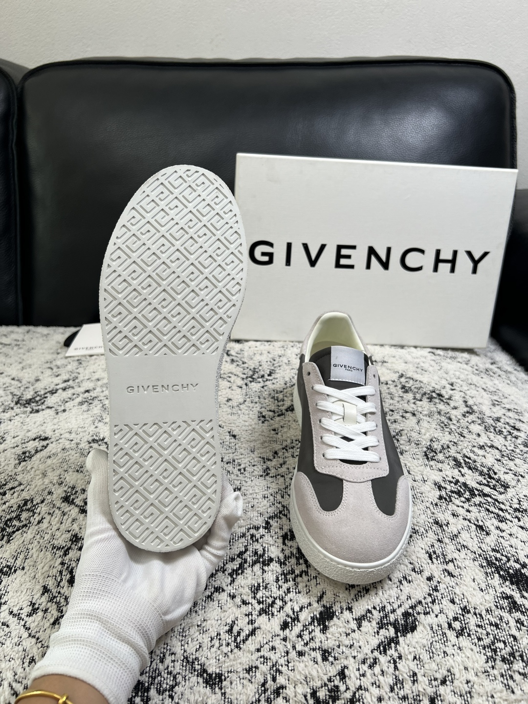 Givenchy 高品质  顶级工艺品  纪梵希  专柜同步原厂配置，意大利进口牛皮搭配面料，全鞋配件私模打造，柔软舒适