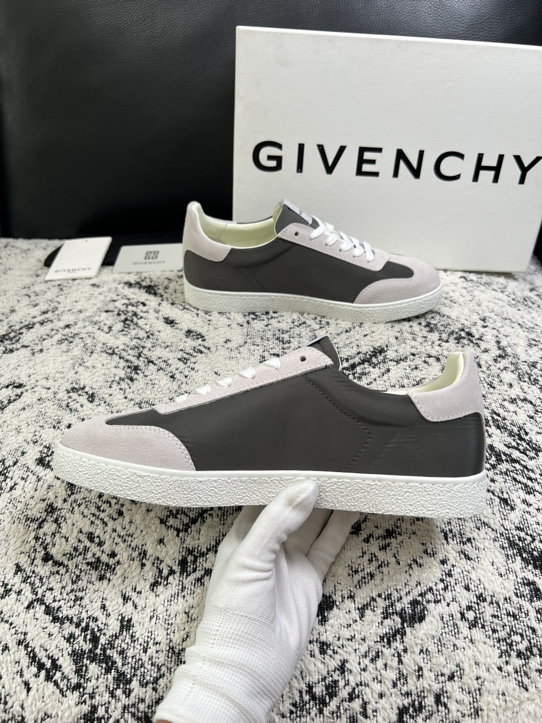 Givenchy 高品质  顶级工艺品  纪梵希  专柜同步原厂配置，意大利进口牛皮搭配面料，全鞋配件私模打造，柔软舒适