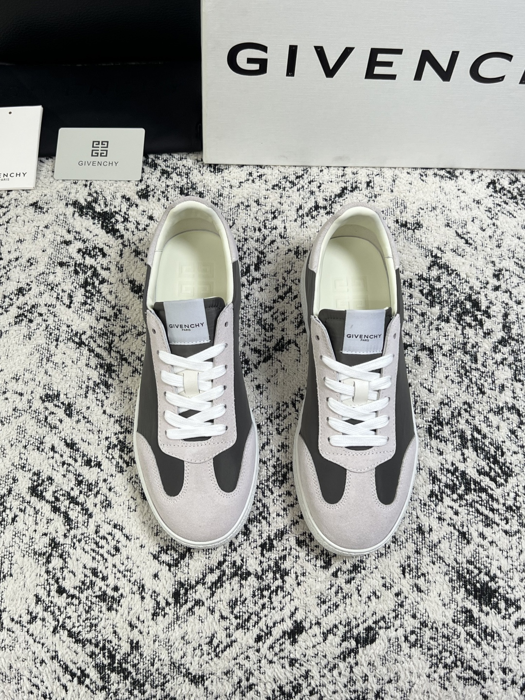 Givenchy 高品质  顶级工艺品  纪梵希  专柜同步原厂配置，意大利进口牛皮搭配面料，全鞋配件私模打造，柔软舒适
