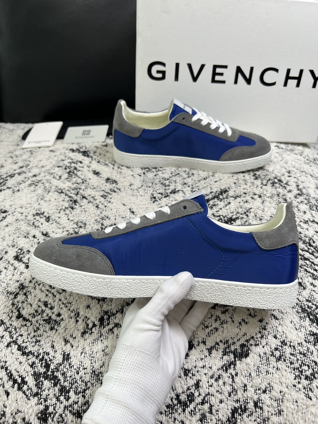 Givenchy 高品质  顶级工艺品  纪梵希  专柜同步原厂配置，意大利进口牛皮搭配面料，全鞋配件私模打造，柔软舒适