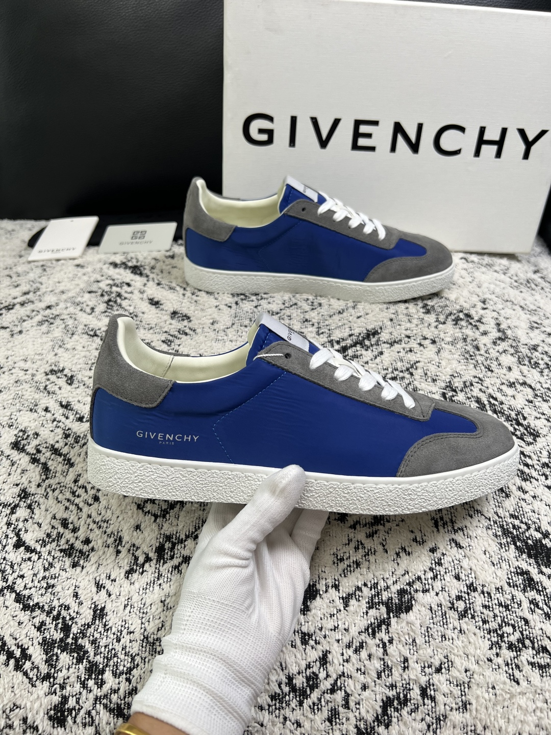 Givenchy 高品质  顶级工艺品  纪梵希  专柜同步原厂配置，意大利进口牛皮搭配面料，全鞋配件私模打造，柔软舒适