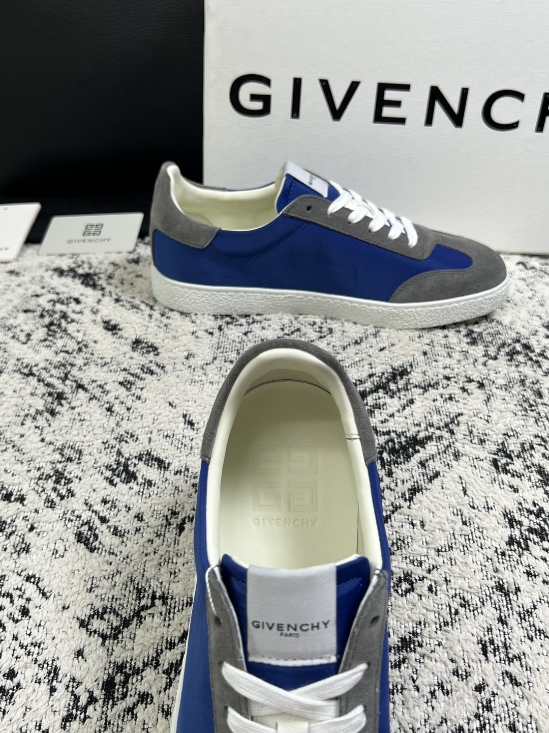 Givenchy 高品质  顶级工艺品  纪梵希  专柜同步原厂配置，意大利进口牛皮搭配面料，全鞋配件私模打造，柔软舒适