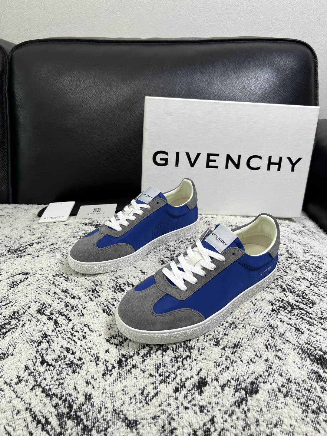 Givenchy 高品质  顶级工艺品  纪梵希  专柜同步原厂配置，意大利进口牛皮搭配面料，全鞋配件私模打造，柔软舒适