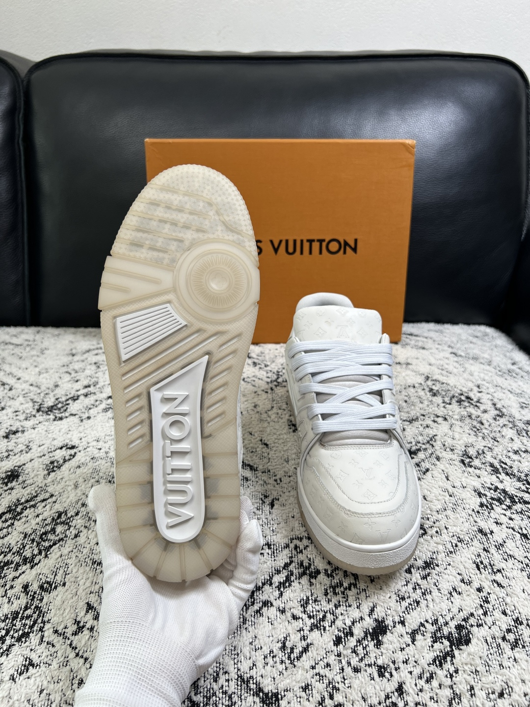 Lv  高品质  顶级工艺品  路易威登，运动板鞋专柜同步原厂配置，鞋面意大利进口牛皮改色面料，进口网布里垫柔软舒适，鞋