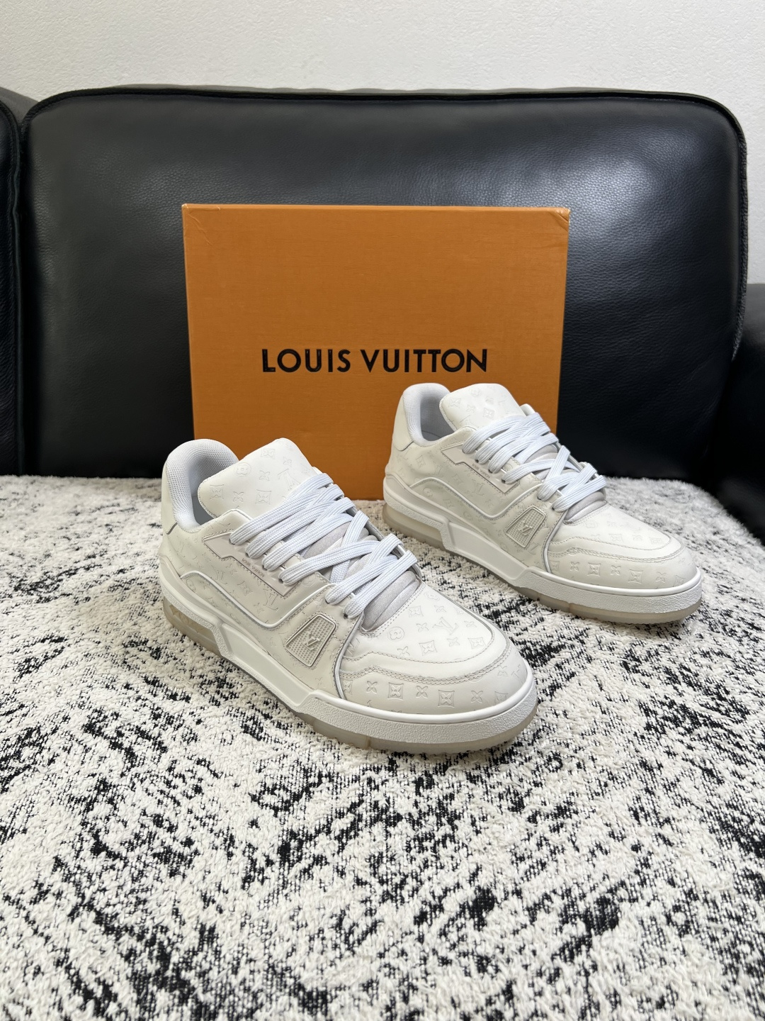 Lv  高品质  顶级工艺品  路易威登，运动板鞋专柜同步原厂配置，鞋面意大利进口牛皮改色面料，进口网布里垫柔软舒适，鞋