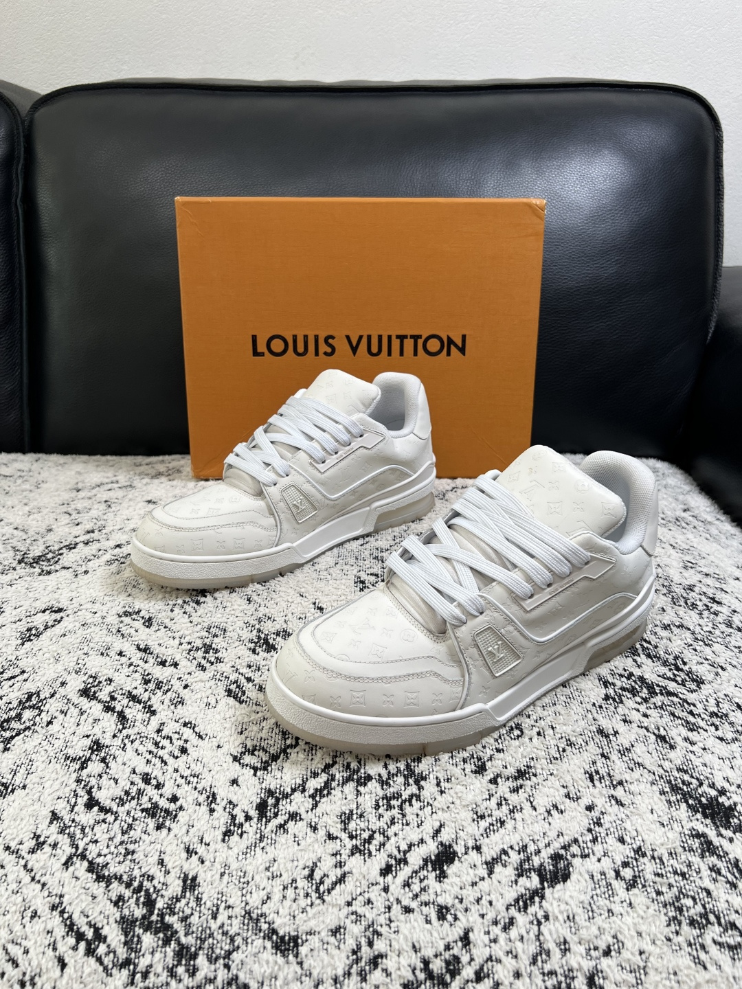 Lv  高品质  顶级工艺品  路易威登，运动板鞋专柜同步原厂配置，鞋面意大利进口牛皮改色面料，进口网布里垫柔软舒适，鞋