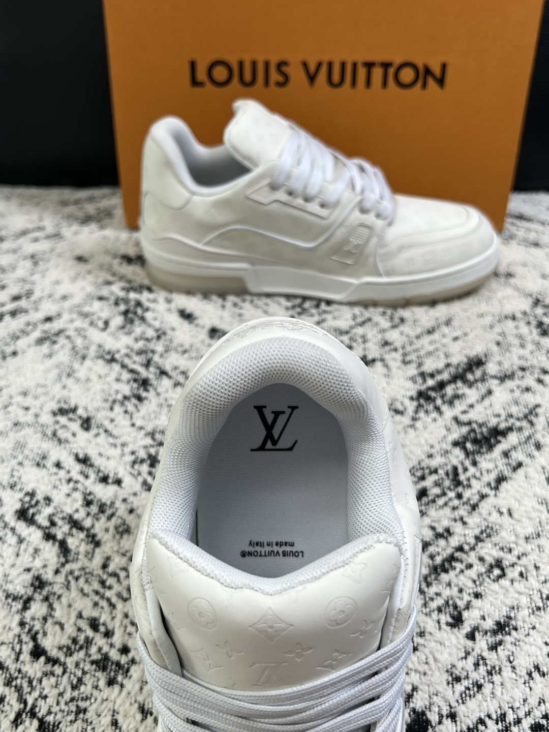 Lv  高品质  顶级工艺品  路易威登，运动板鞋专柜同步原厂配置，鞋面意大利进口牛皮改色面料，进口网布里垫柔软舒适，鞋