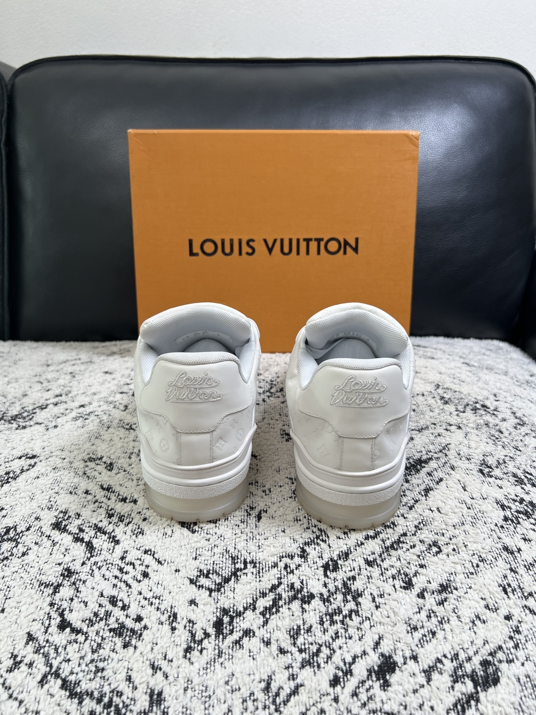 Lv  高品质  顶级工艺品  路易威登，运动板鞋专柜同步原厂配置，鞋面意大利进口牛皮改色面料，进口网布里垫柔软舒适，鞋