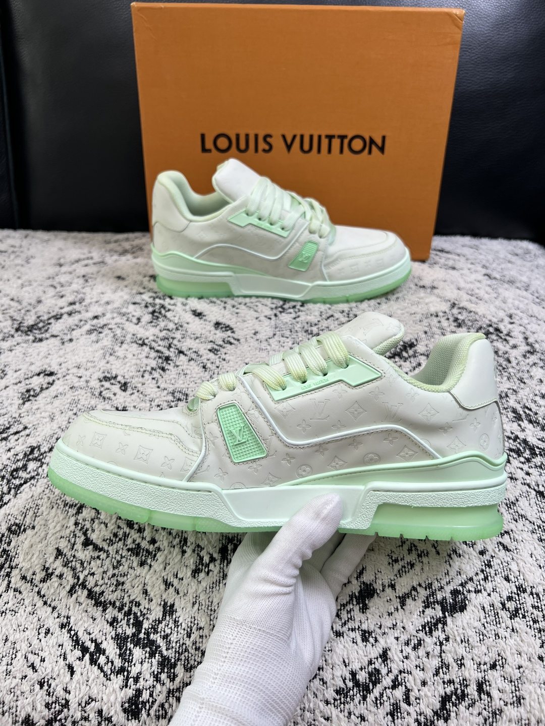 Lv  高品质  顶级工艺品  路易威登，运动板鞋专柜同步原厂配置，鞋面意大利进口牛皮改色面料，进口网布里垫柔软舒适，鞋