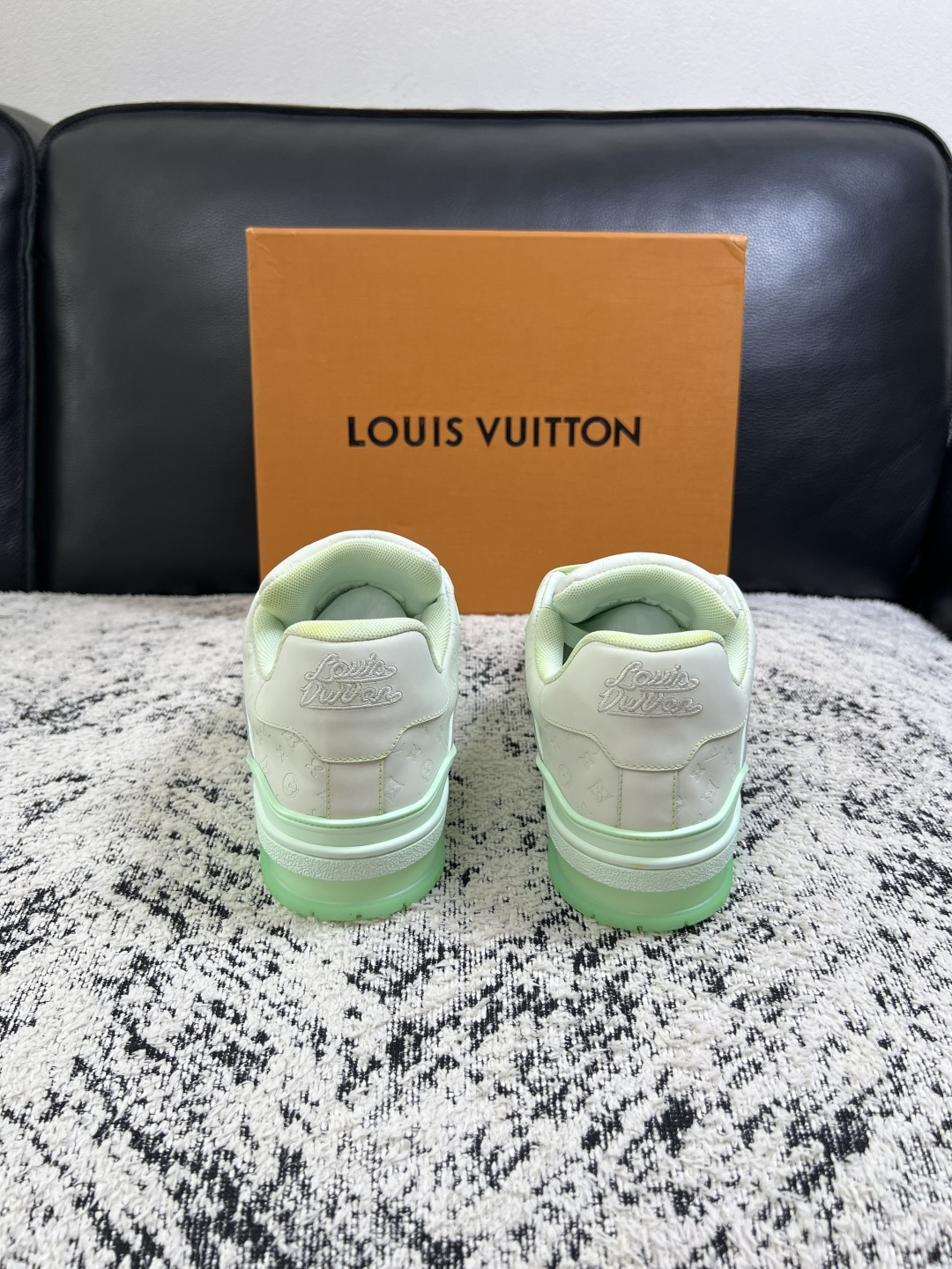 Lv  高品质  顶级工艺品  路易威登，运动板鞋专柜同步原厂配置，鞋面意大利进口牛皮改色面料，进口网布里垫柔软舒适，鞋