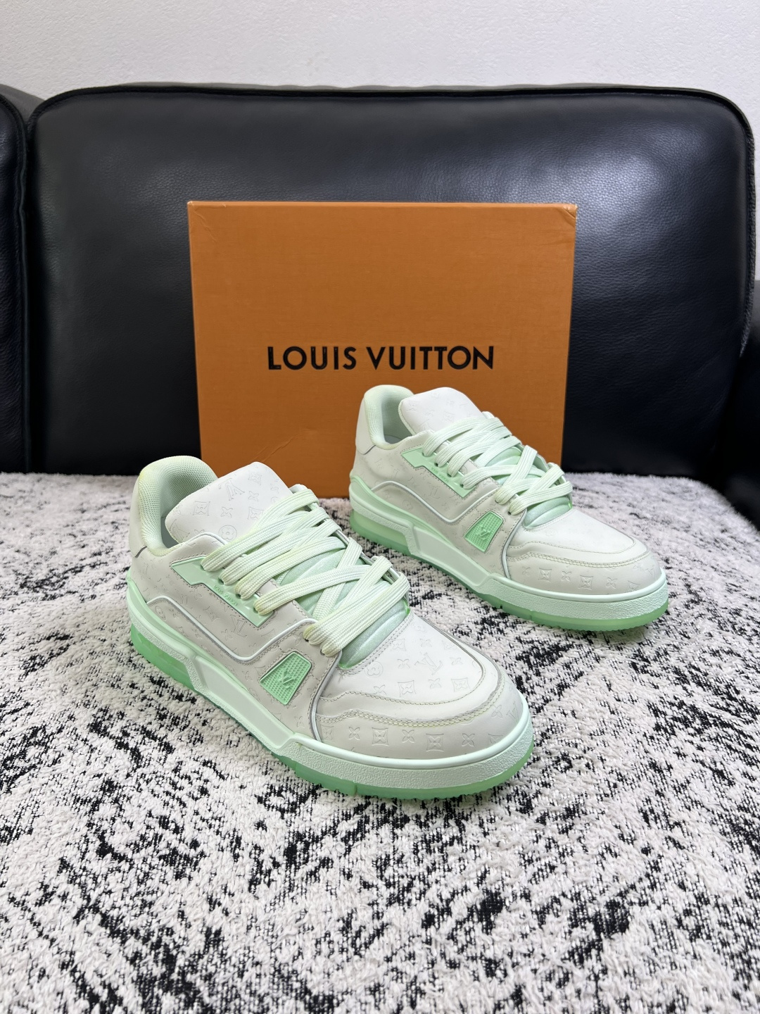 Lv  高品质  顶级工艺品  路易威登，运动板鞋专柜同步原厂配置，鞋面意大利进口牛皮改色面料，进口网布里垫柔软舒适，鞋