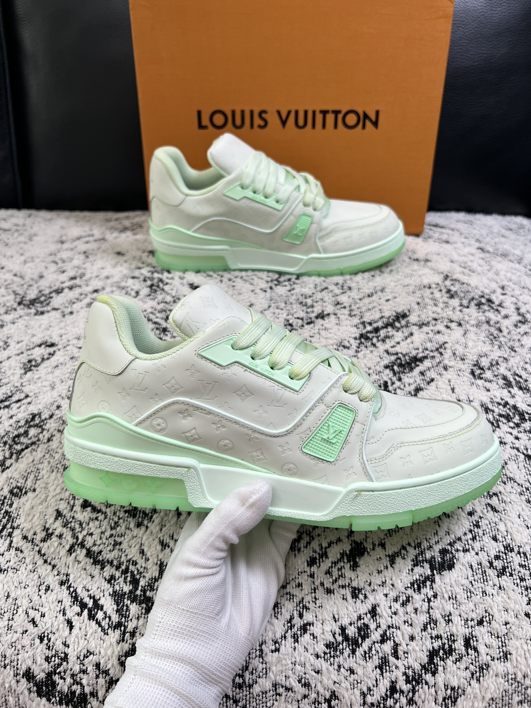 Lv  高品质  顶级工艺品  路易威登，运动板鞋专柜同步原厂配置，鞋面意大利进口牛皮改色面料，进口网布里垫柔软舒适，鞋