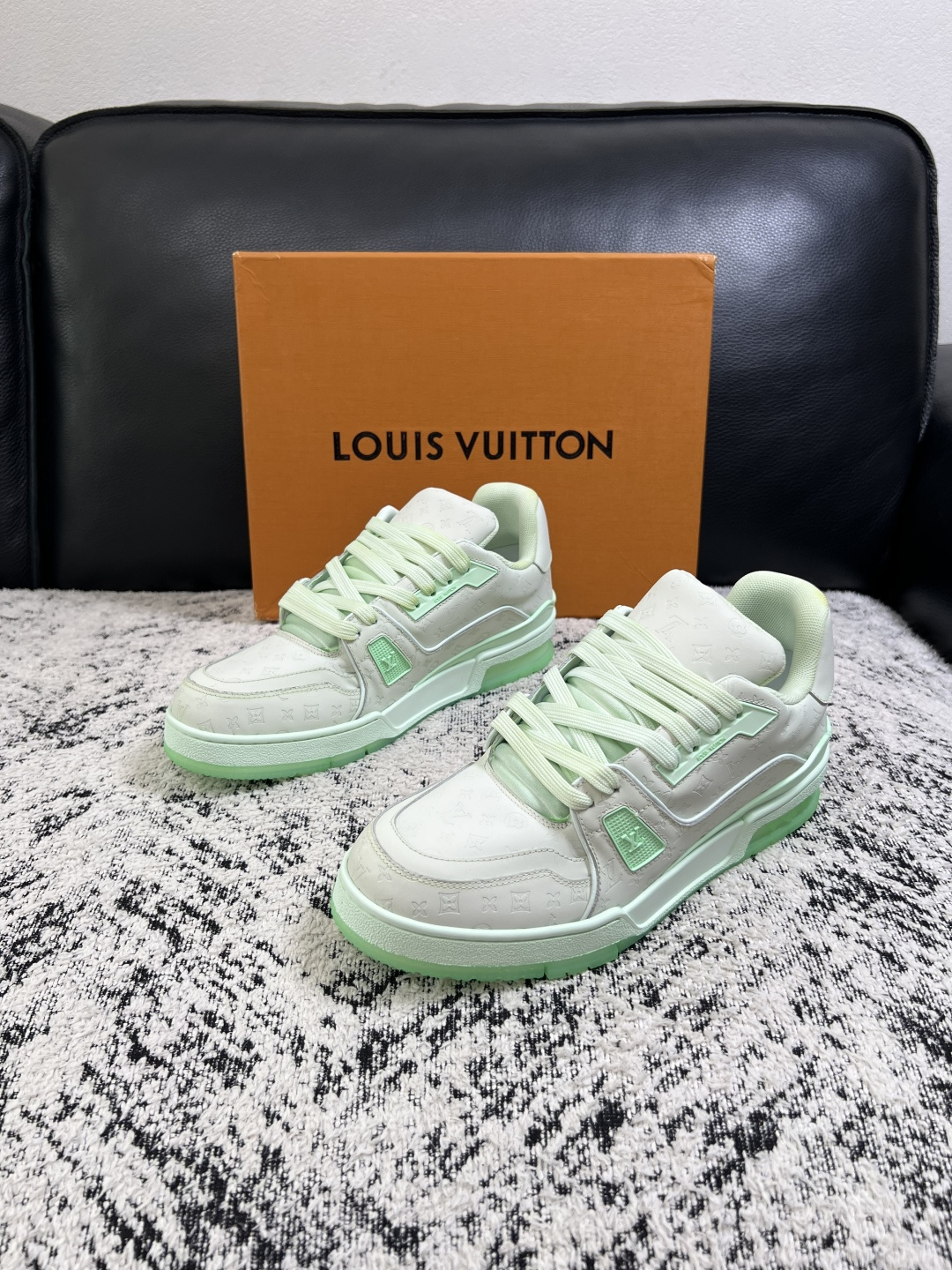 Lv  高品质  顶级工艺品  路易威登，运动板鞋专柜同步原厂配置，鞋面意大利进口牛皮改色面料，进口网布里垫柔软舒适，鞋