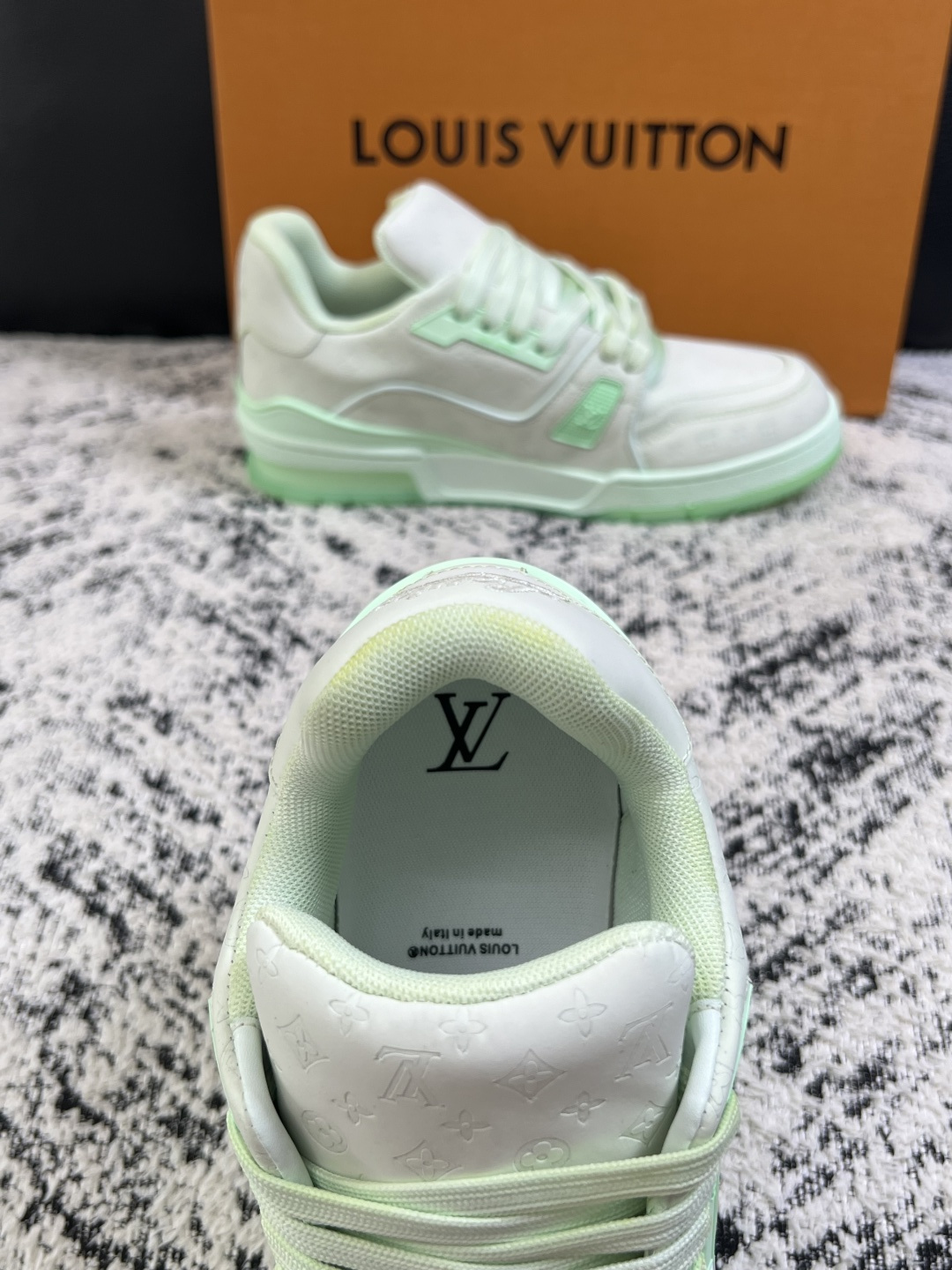Lv  高品质  顶级工艺品  路易威登，运动板鞋专柜同步原厂配置，鞋面意大利进口牛皮改色面料，进口网布里垫柔软舒适，鞋